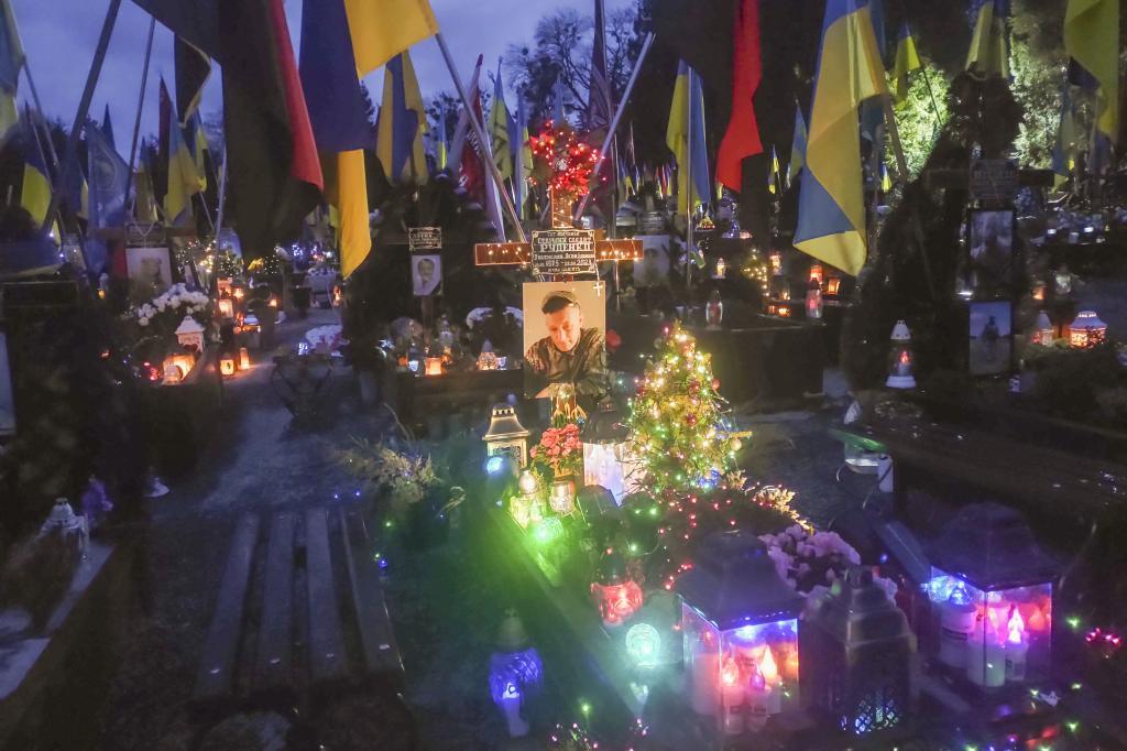 Dolor y determinación entre los ucranianos, que se enfrentan a 2024 en medio de ataques rusos