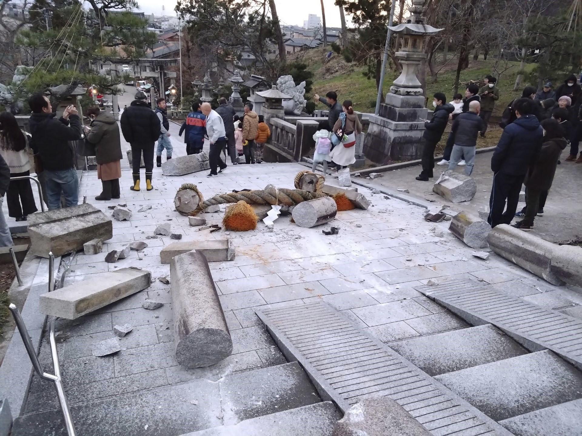Daos por el terremoto en un santuario en Japn.