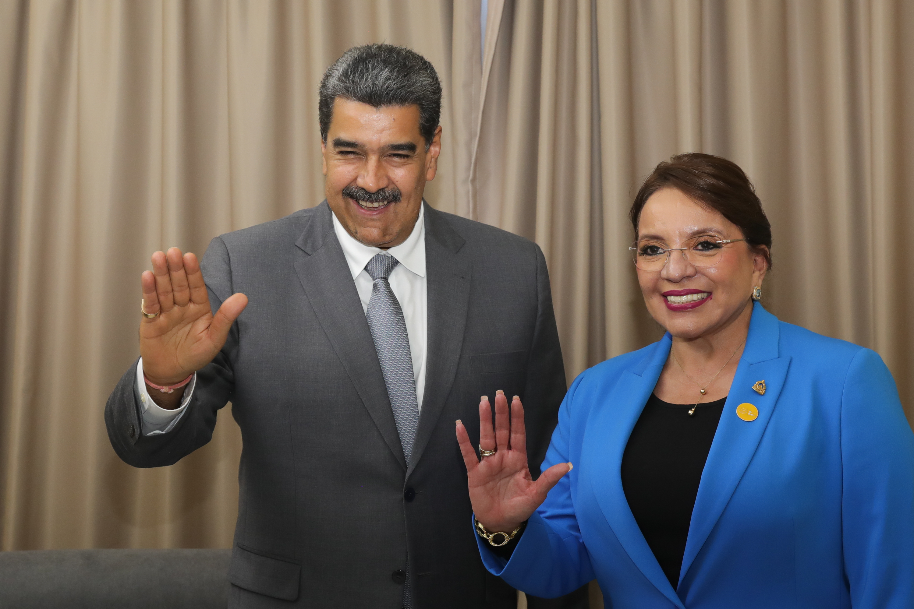 Xiomara Castro, junto a Nicols Maduro