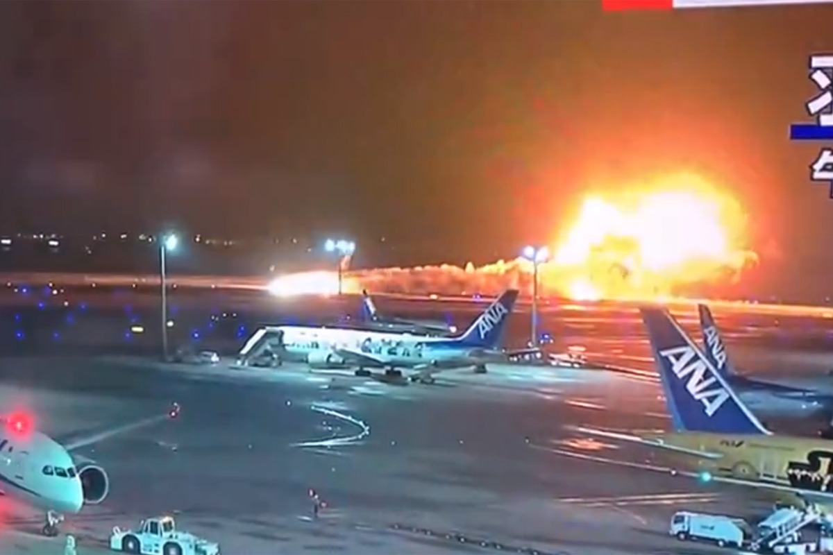 Cinco muertos tras chocar un avión de Japan Airlines con 379 pasajeros con otro en el aeropuerto de Tokio