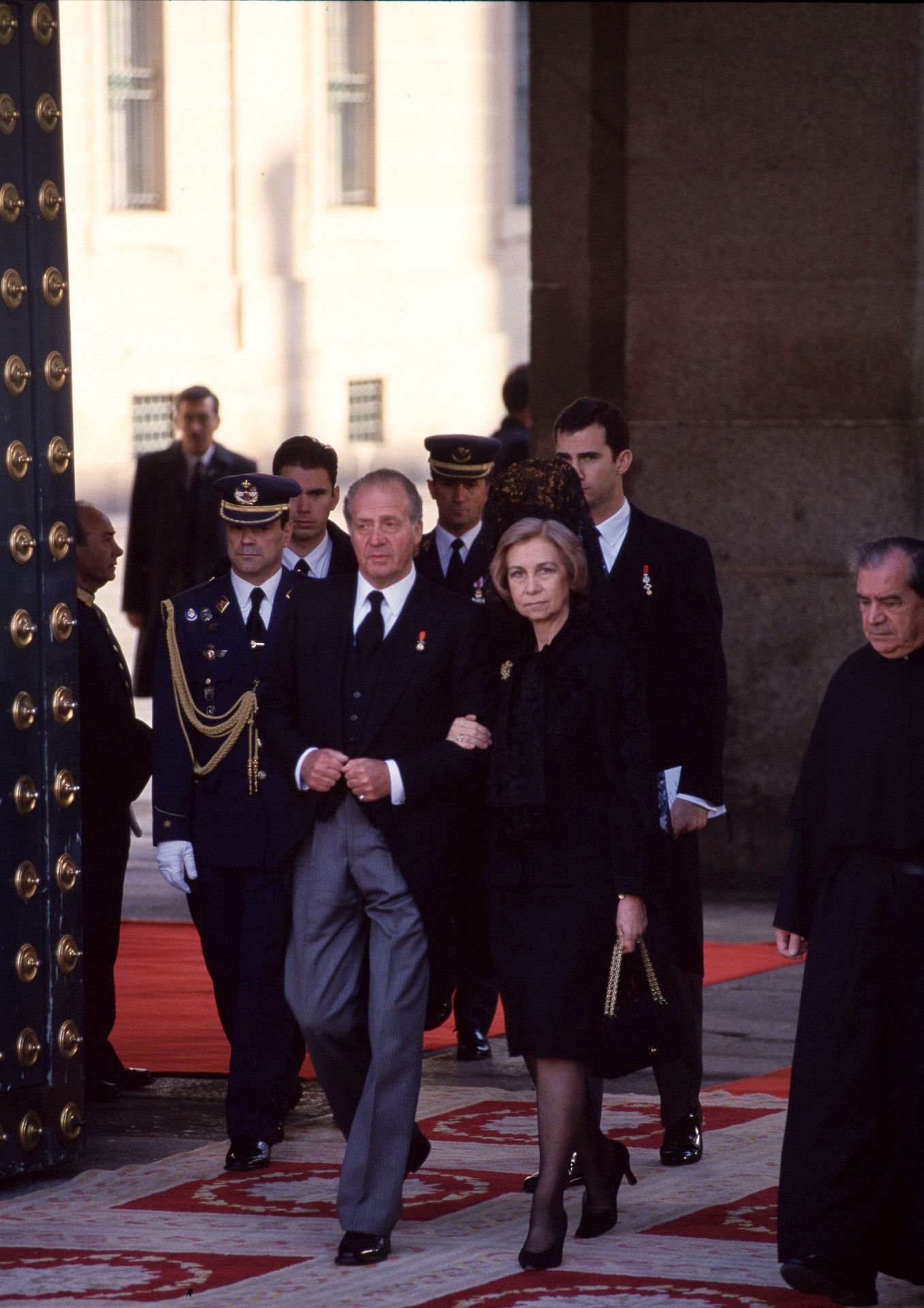 Don Juan Carlos y Doa Sofa, en el entierro de la condesa de Barcelona.