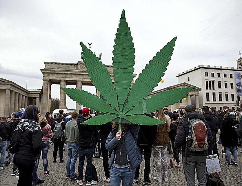 Varias personas celebran el da del cannabis en Berln.