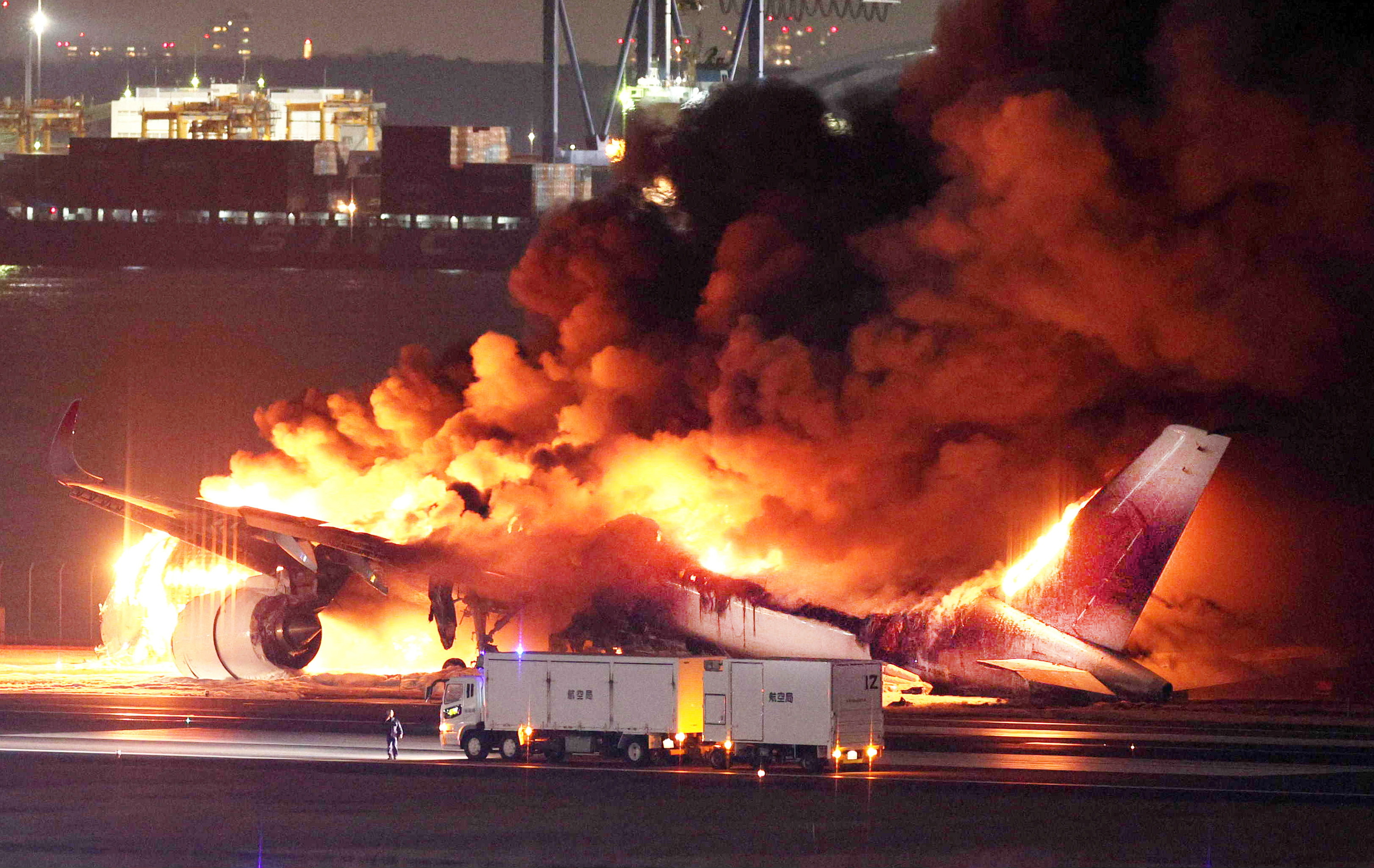 El avin de Japan Airlines en llamas, en el aeropuerto de Tokio-Haneda.