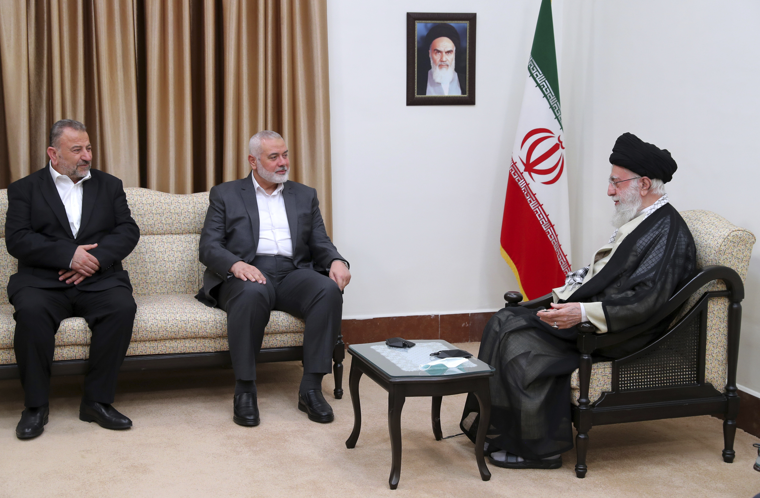 Saleh al Arouri (izda.), junto con Ismail Haniya, en una reunin con el lder supremo de Irn, Ali Jamenei, en junio pasado.