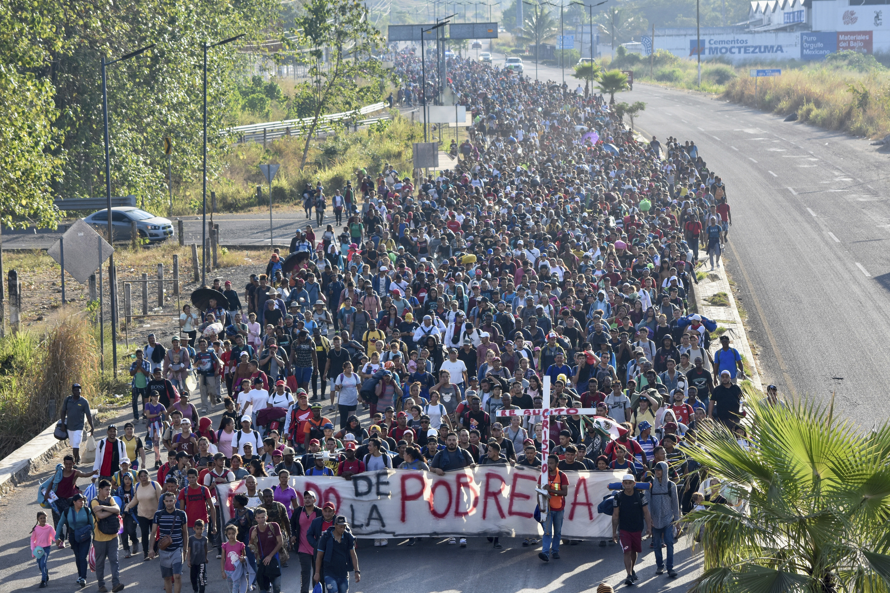 La caravana de miles de migrantes que partió de México a EEUU se desintegra y se entrega a las autoridades