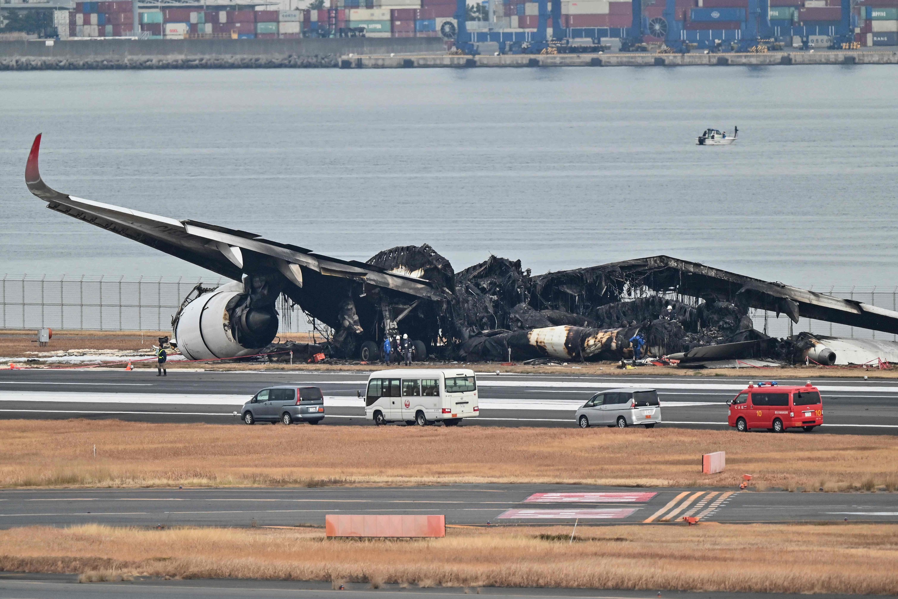 La Policía investiga una posible negligencia en el choque de los dos aviones en la pista de aterrizaje del aeropuerto de Tokio