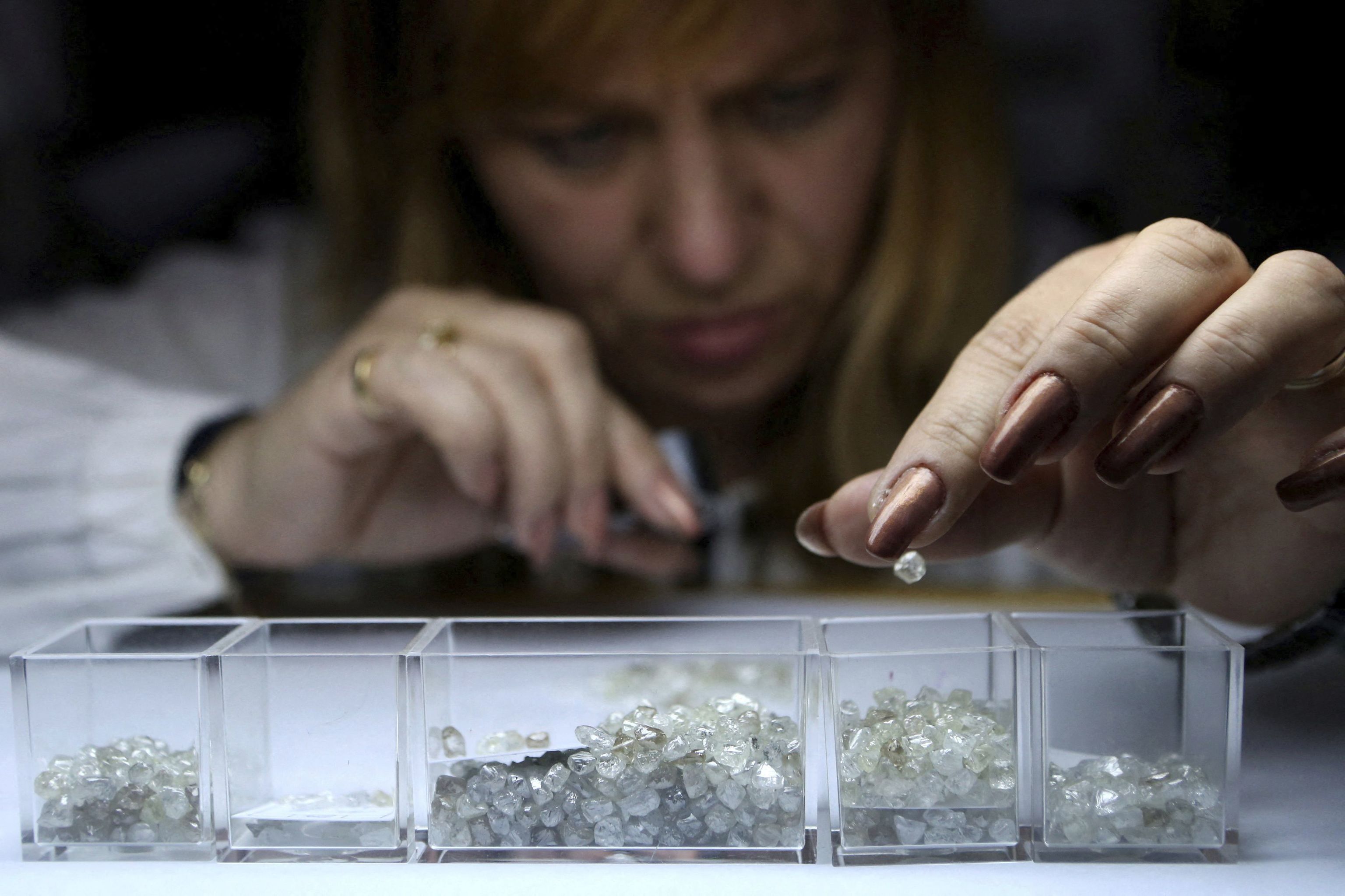 Un empleado de Alrosa con varios diamantes en Mosc.