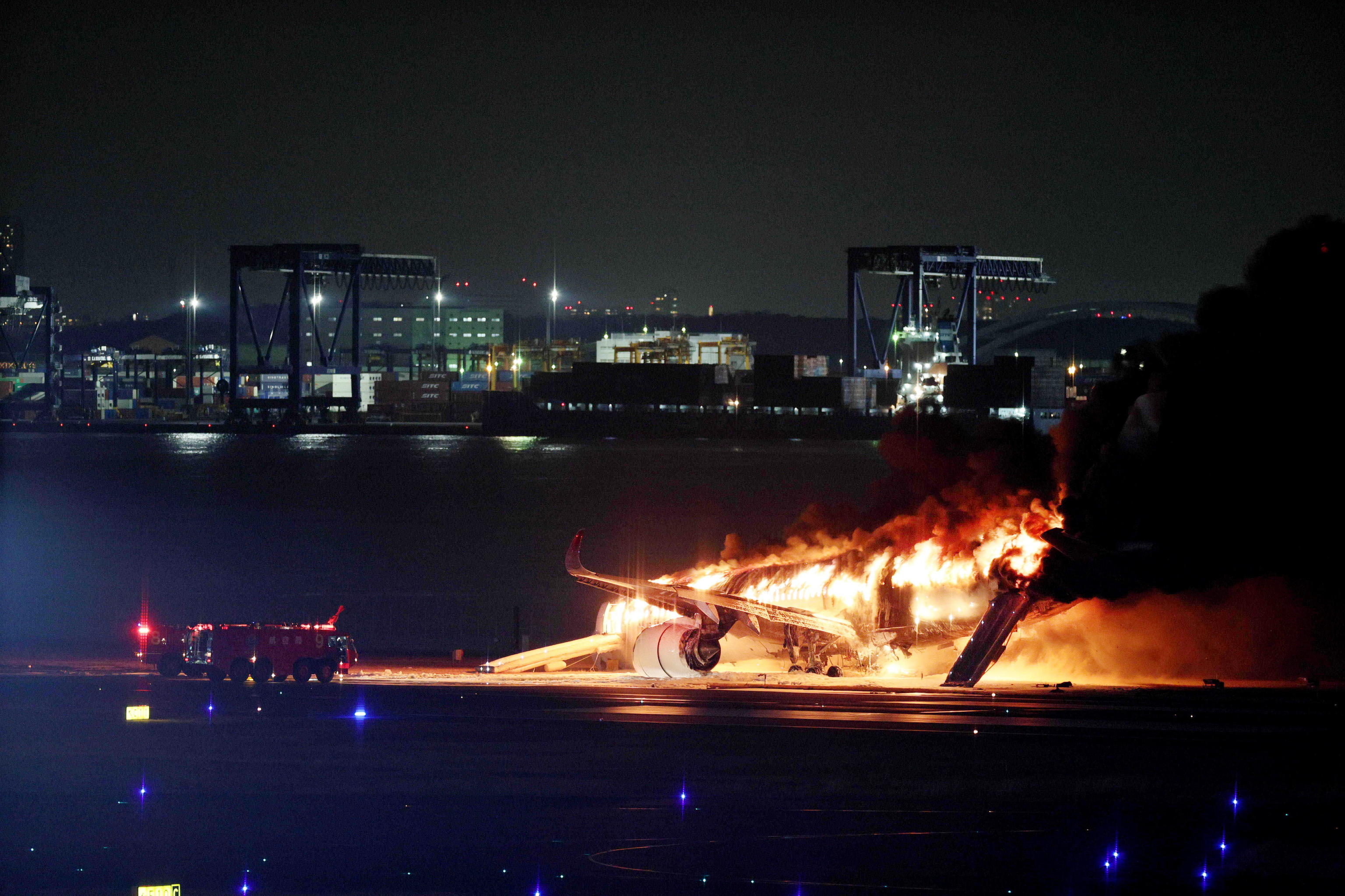 El avión de la Guardia Costera embestido en un aeropuerto de Tokio no tenía permiso para estar en la pista