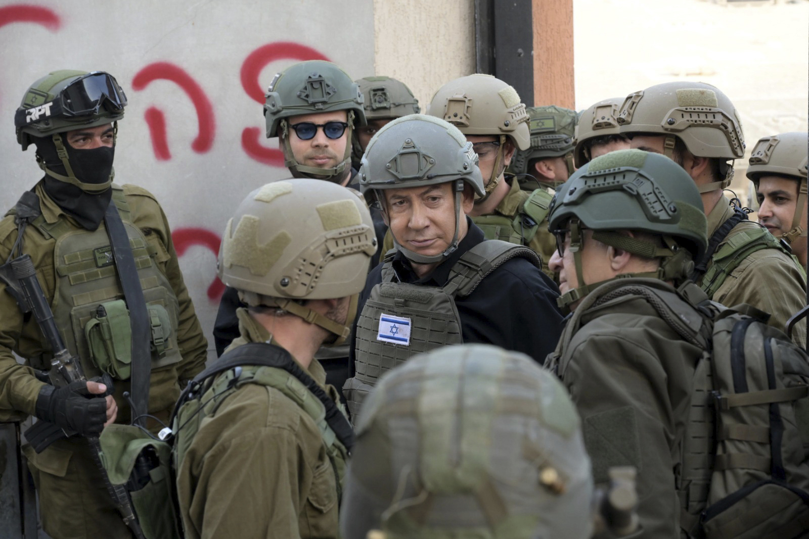 Netanyahu, hace unos das, rodeado de militares en el norte de la Franja de Gaza.
