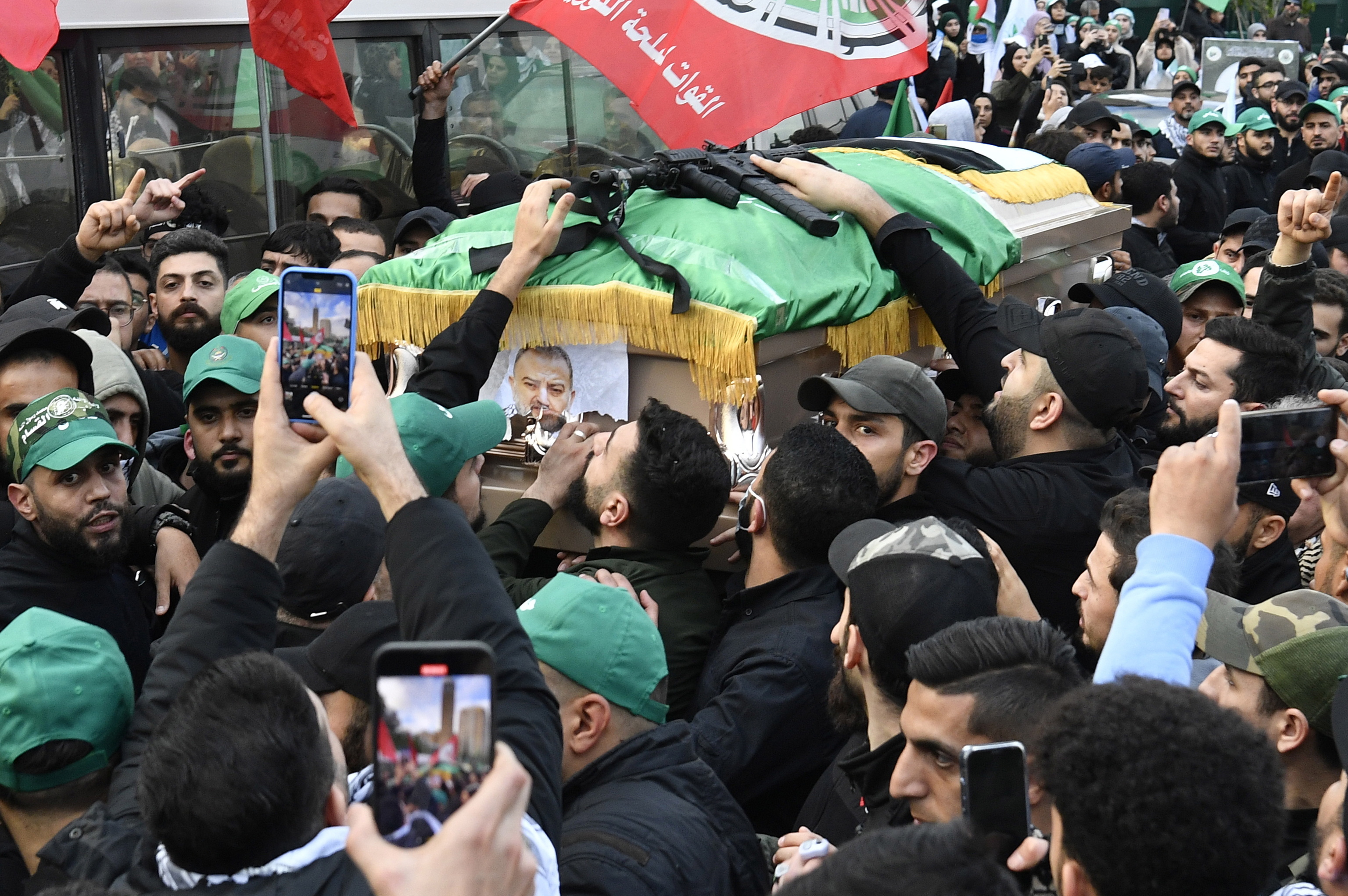 Miles de personas asisten al funeral del número dos de Hamas abatido en un ataque israelí en Beirut