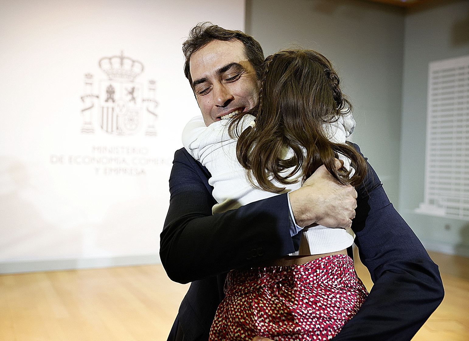 Carlos Cuerpo, nuevo ministro de Economa, con su hija en brazos, el da que asumi su cargo.