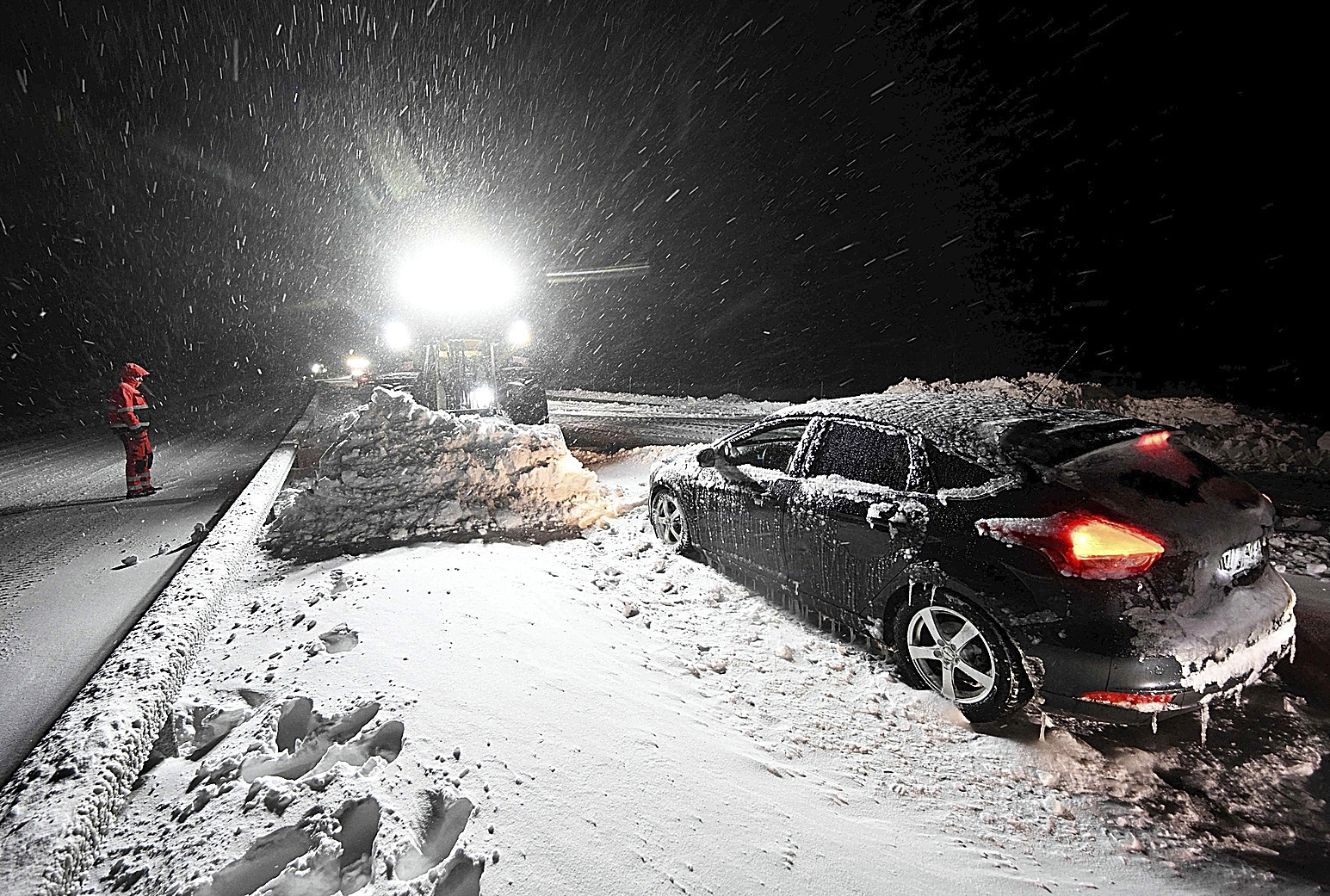 Efectivos de los servicios de emergencias rescatan a conductores en una autopista situada en el sur de Suecia.