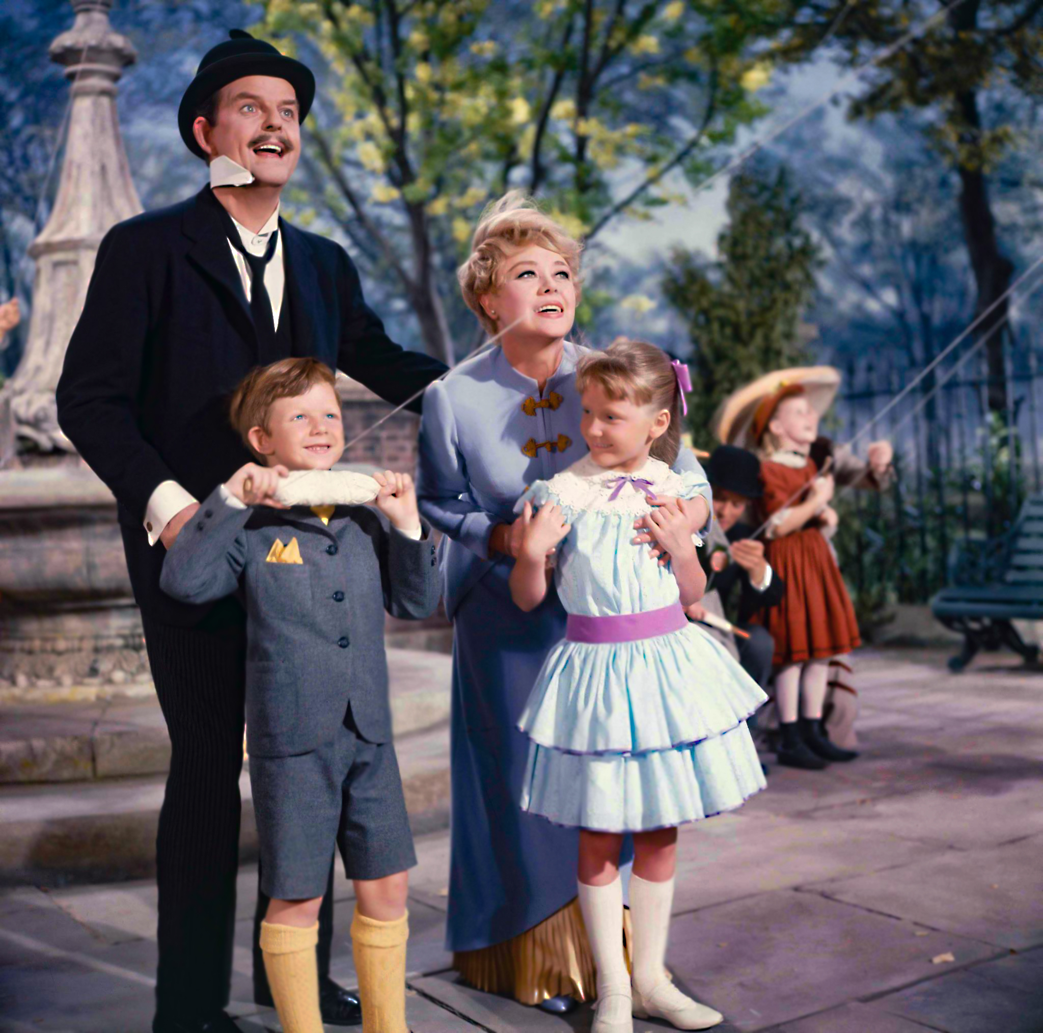 La famiia de la pelcula 'Mary Poppins' en una de las escenas finales.
