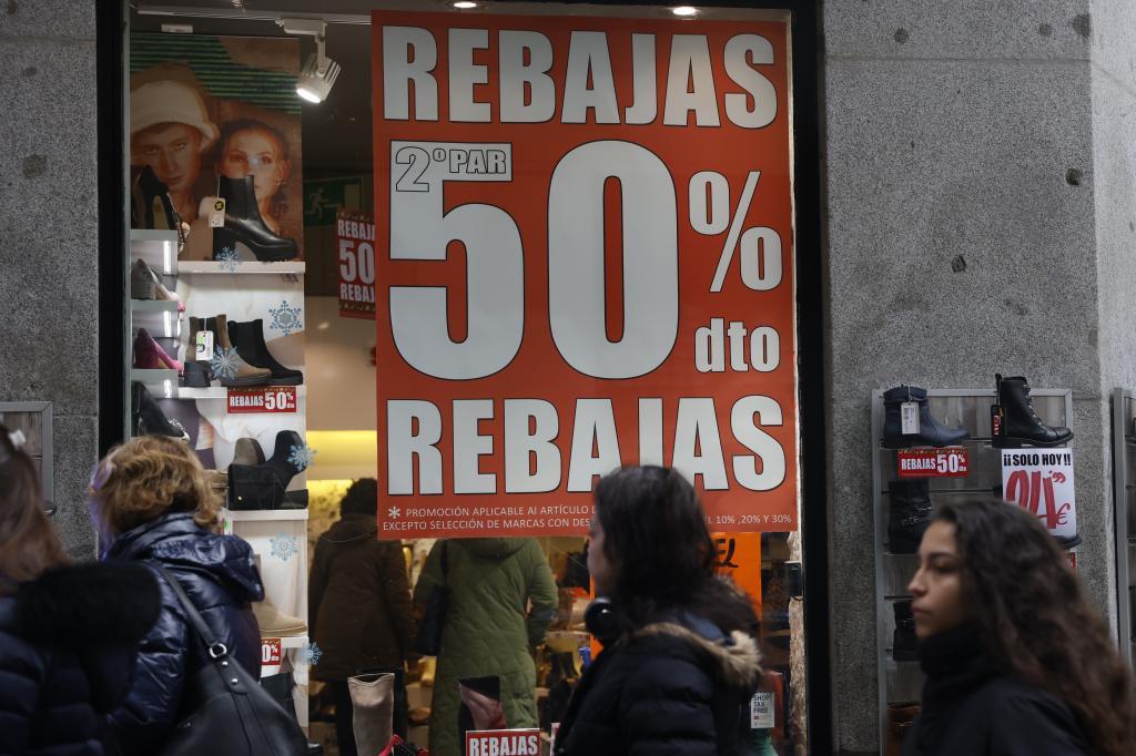 Un cartel de rebajas de enero 2024, en un escaparate de una tienda de Madrid.