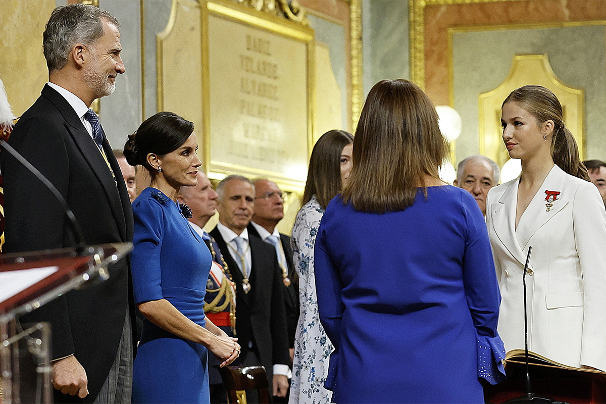 La Princesa Leonor jura la Constitucin en presencia de los Reyes.