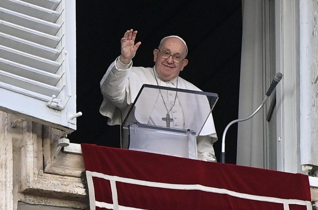 El Papa, este sbado, saluda desde la ventana de su despacho que da a la Plaza de San Pedro.