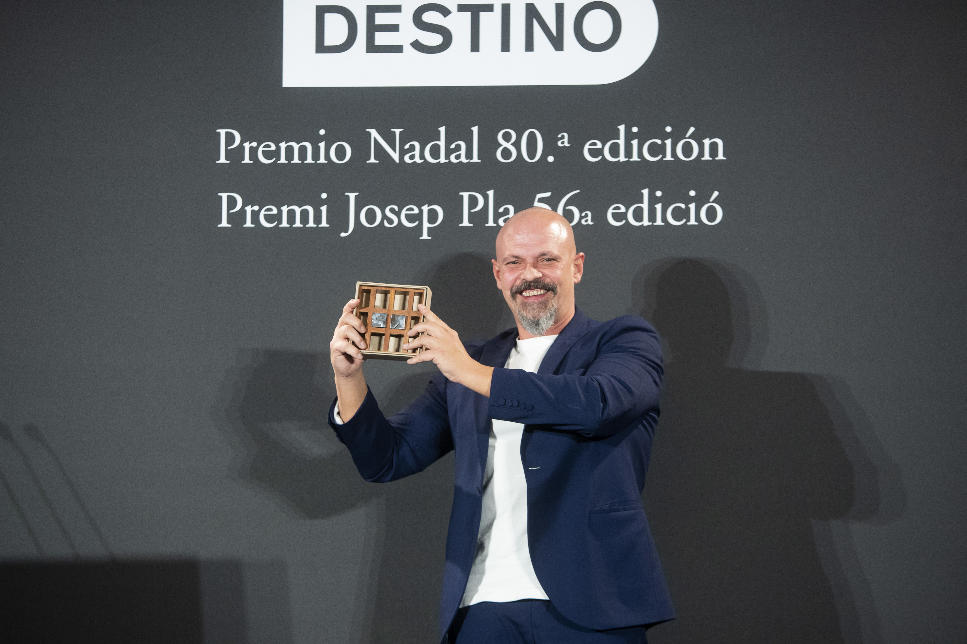 Csar Prez Gellida recoge el premio Nadal en la gala de la 80 edicin del Premio Nadal de Novela, dotado con 30.000 euros.