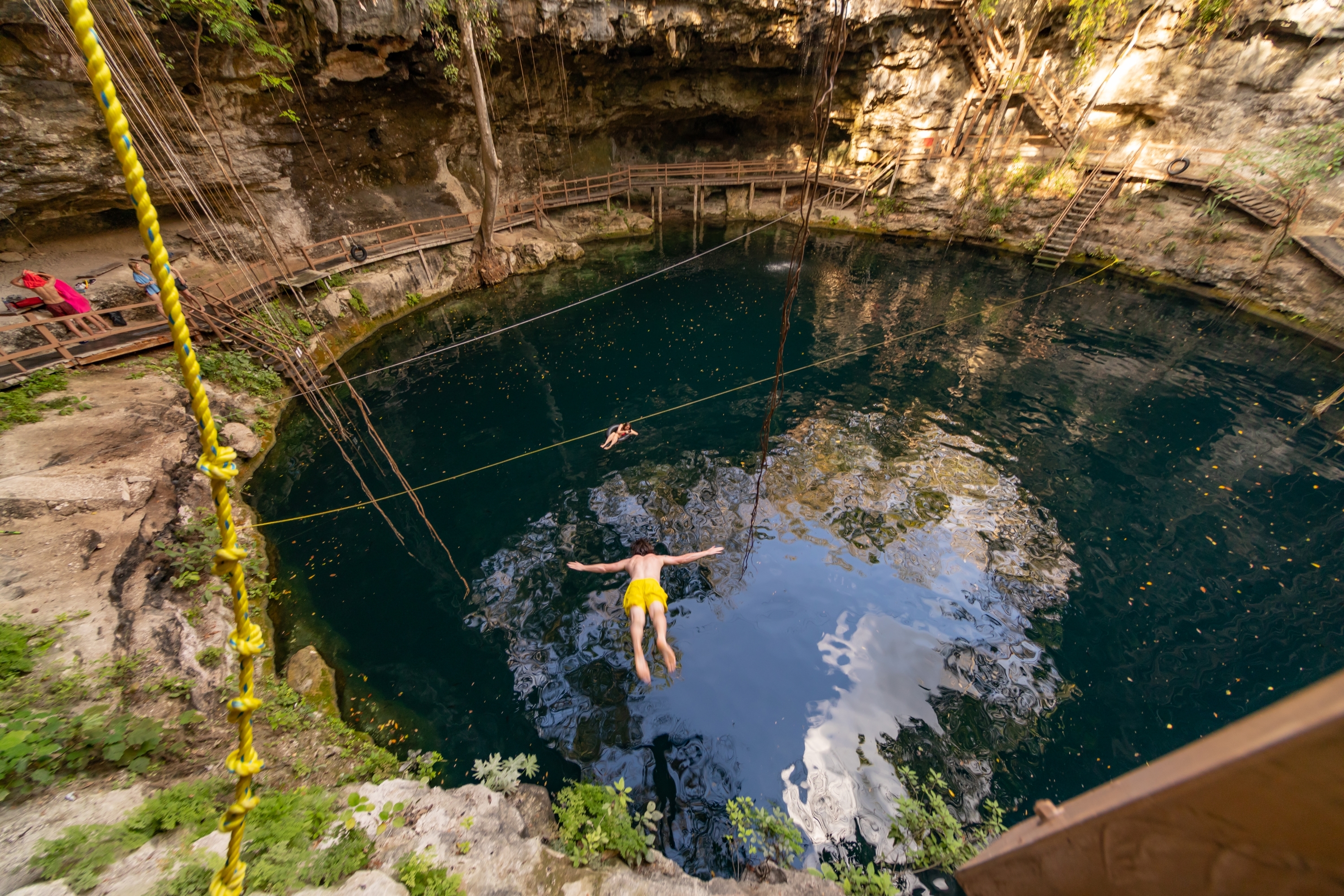 Inmersión en el cenote X'Canche, junto a las ruinas mayas de Ek Balam.
