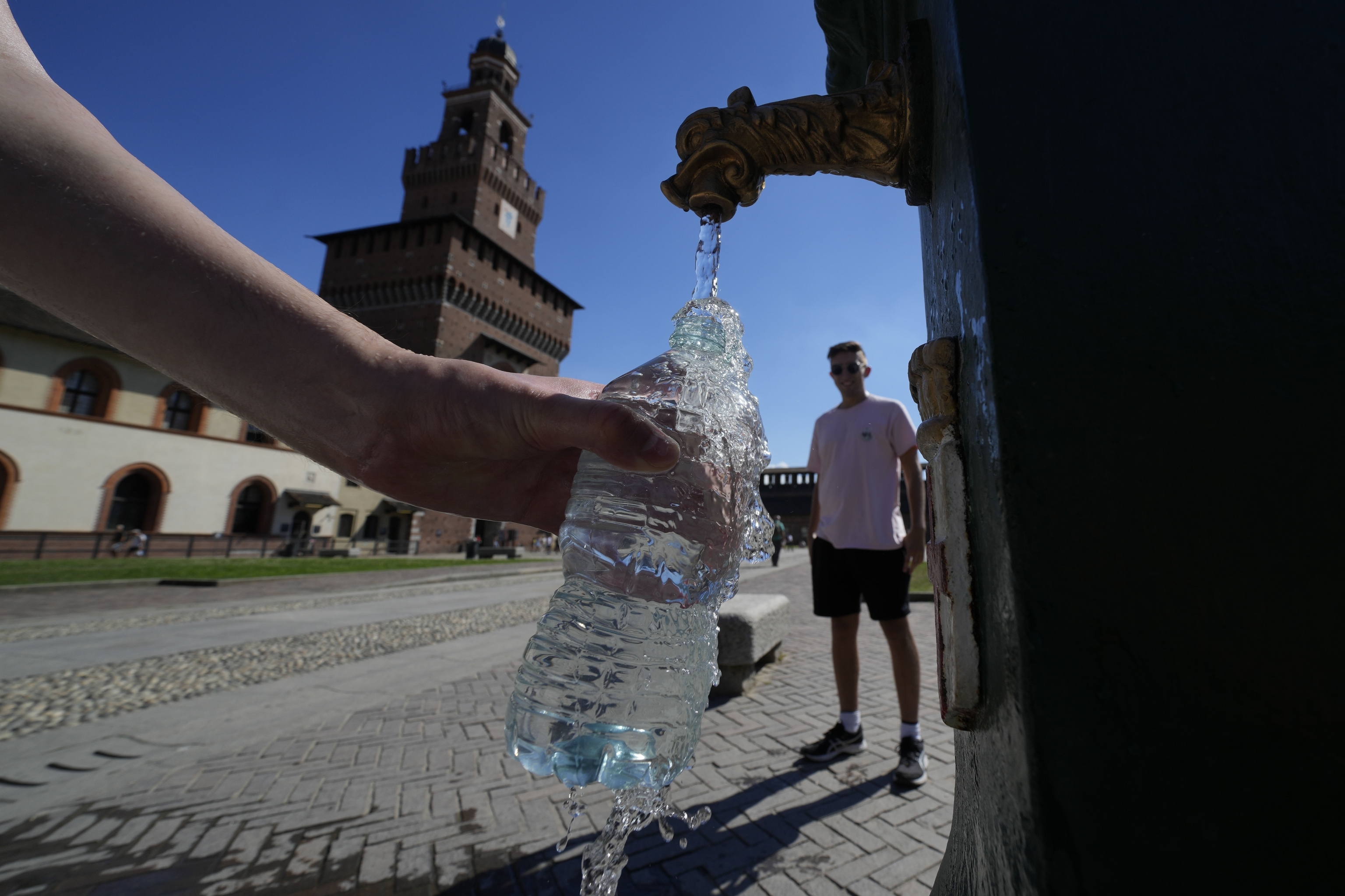 Turistas rellenan botellas de plstico con agua en Miln.