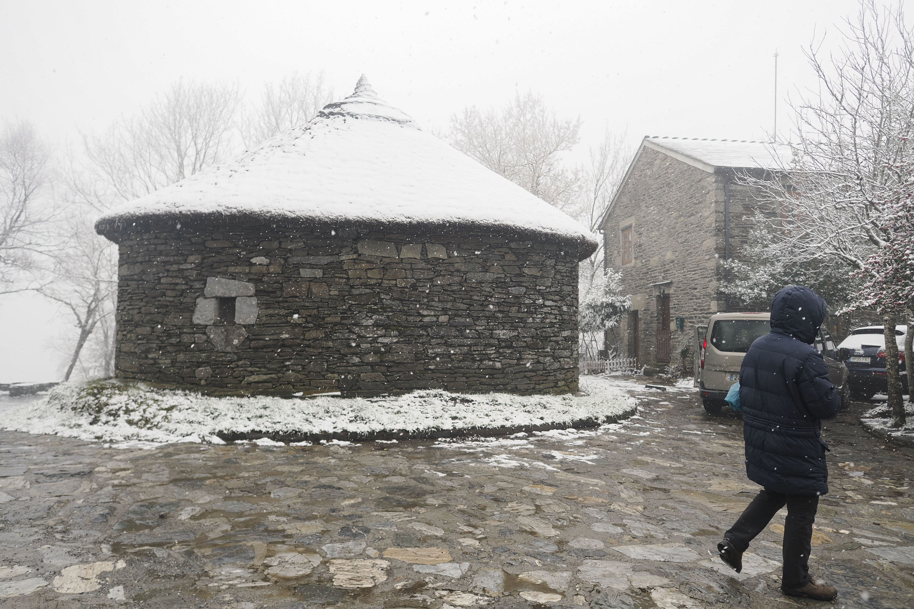 Una palloza nevada en O Cebreiro, Lugo.