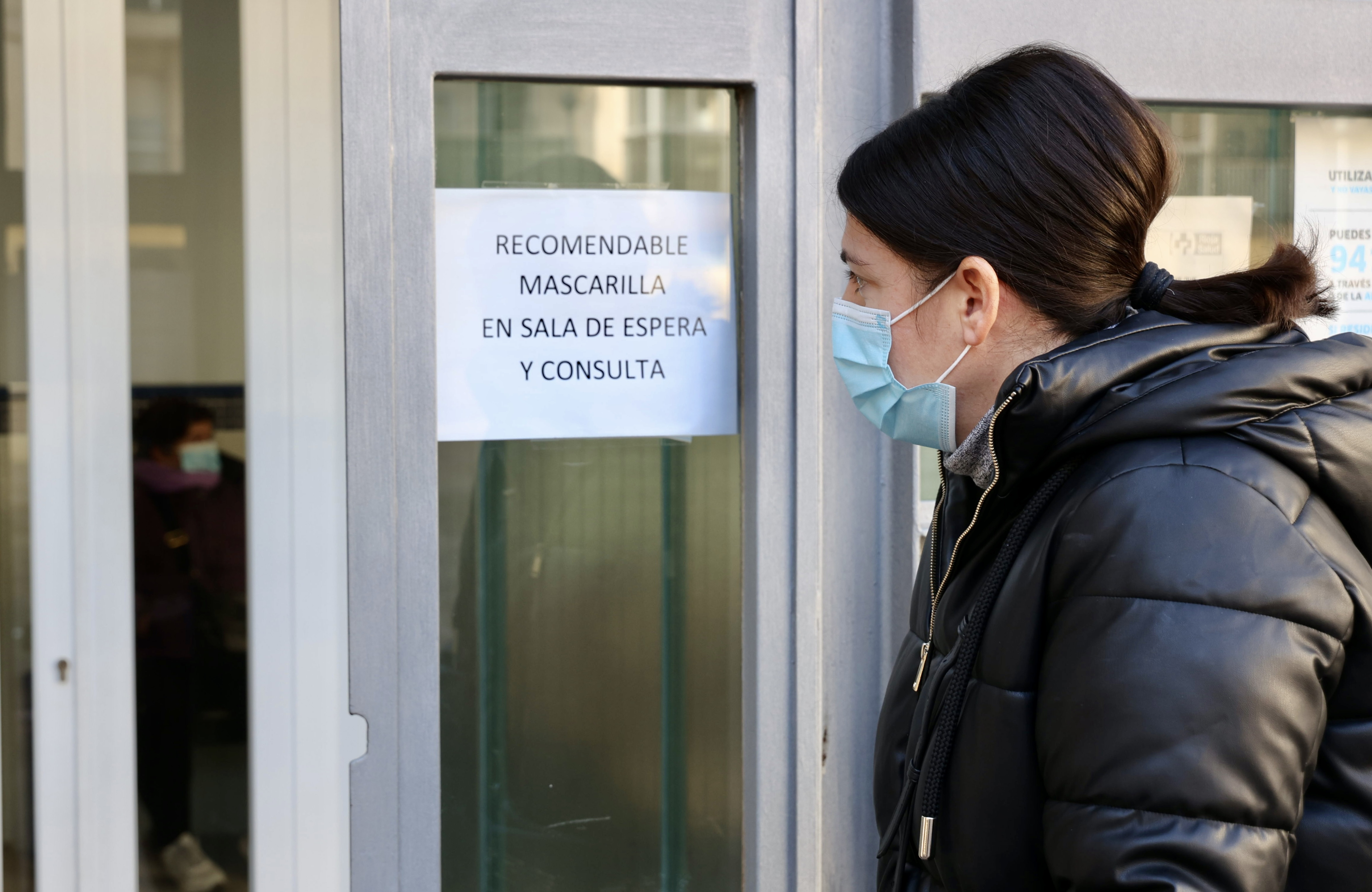 Una persona entrando a un centro de salud de Logroo con mascarilla.
