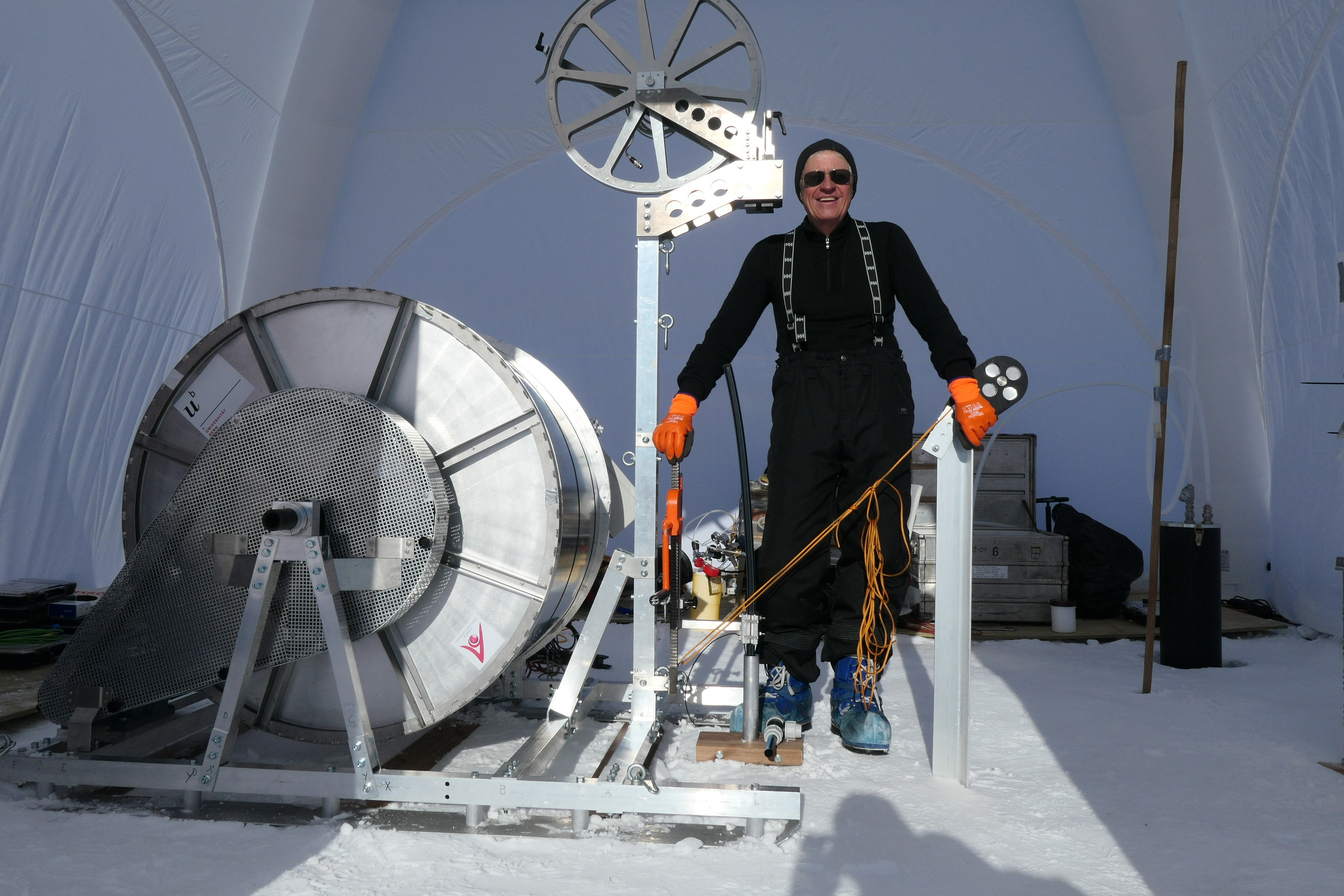 Thomas Stocker, uno de los premiados, en una de sus 'expediciones' a las burbujas atrapadas en el hielo.