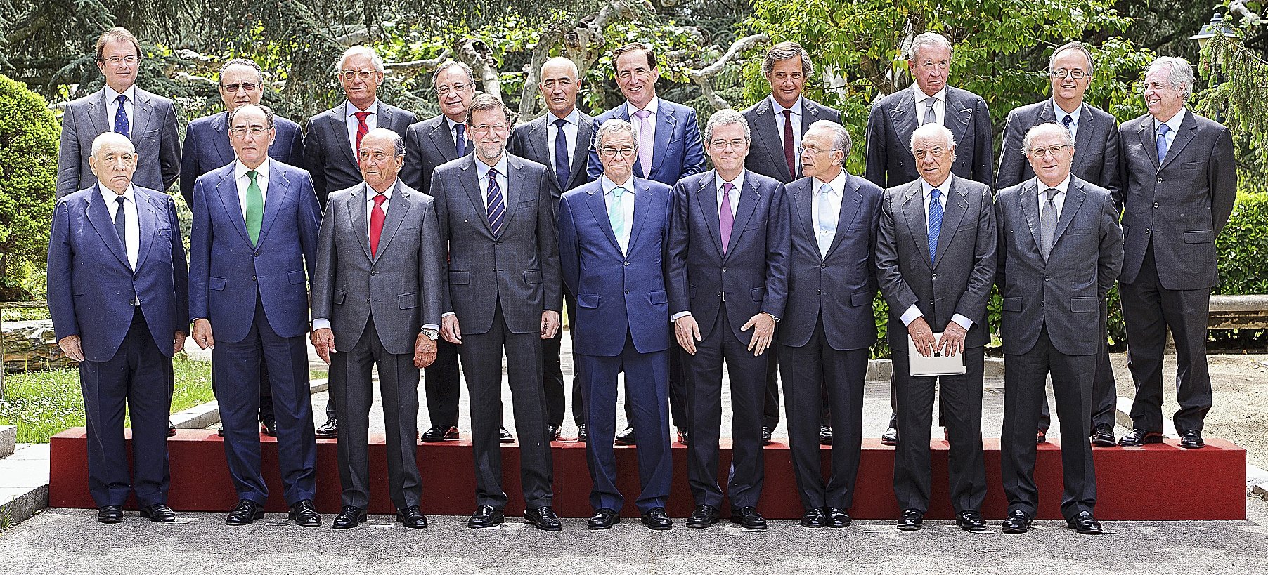 Csar Alierta y el resto de miembros del Consejo de la Competitividad junto a Mariano Rajoy