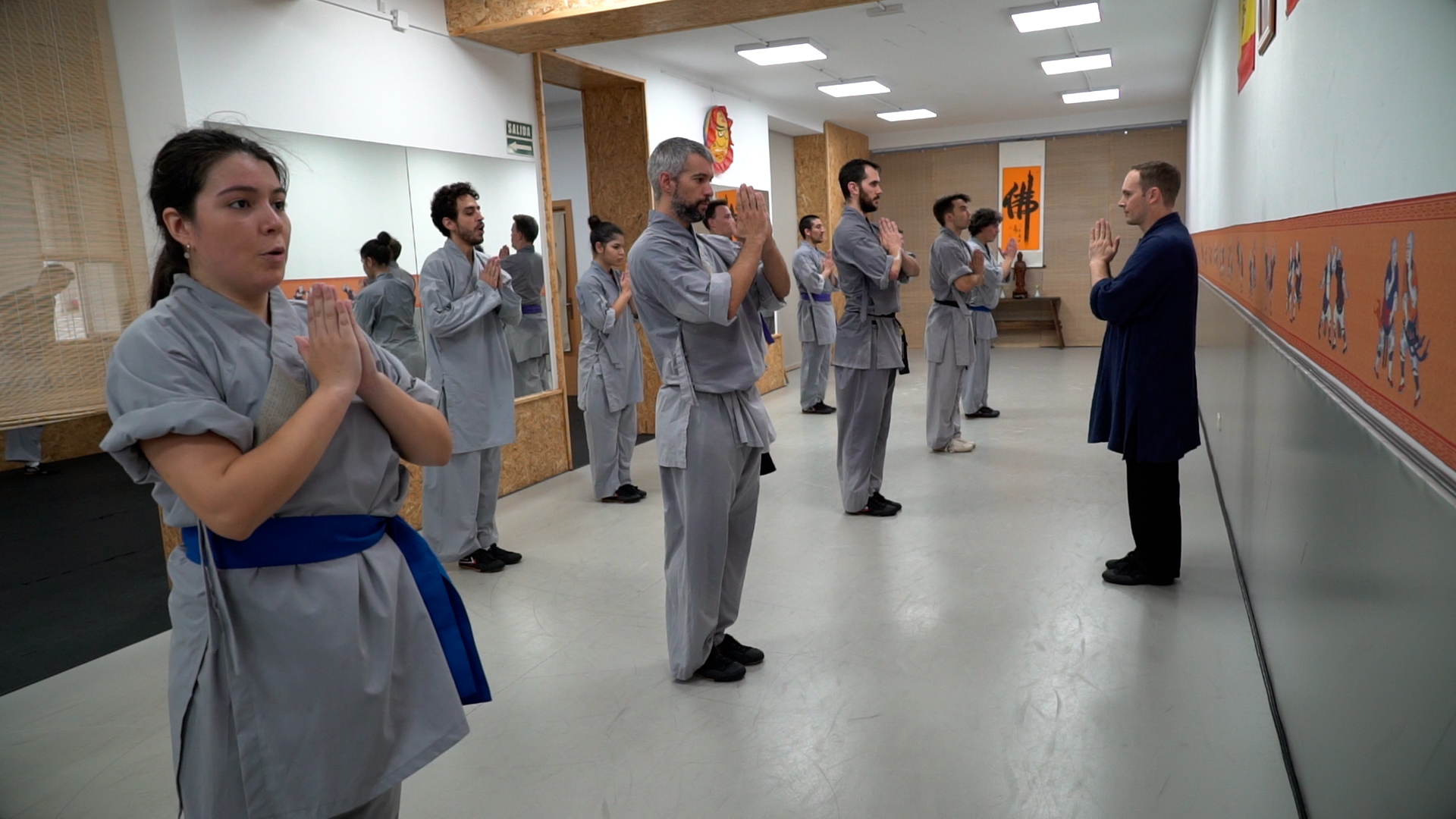 Los alumnos agradecen a su maestro la clase de kung fu recibida.