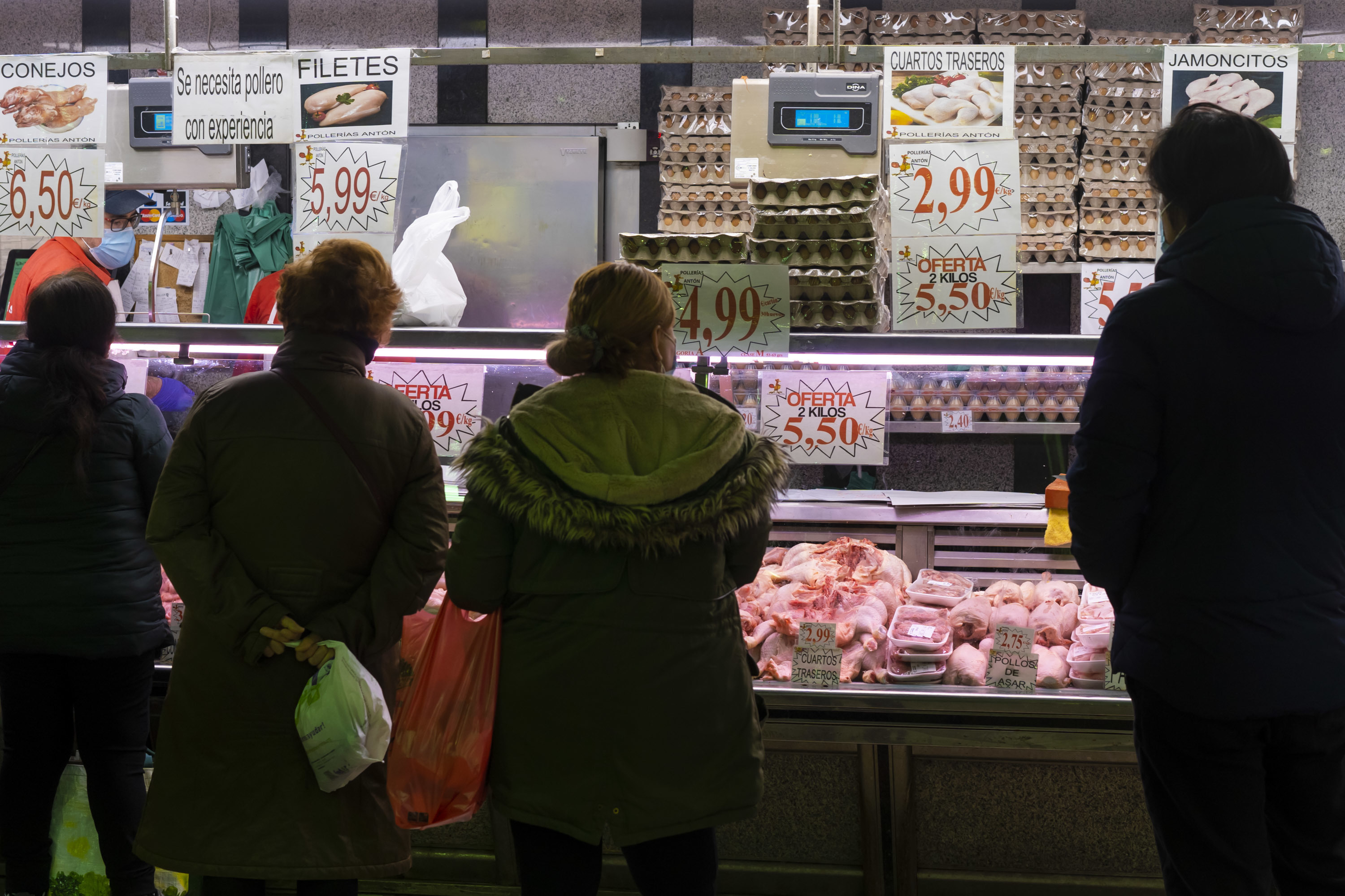 El precio de los alimentos subió de media un 11,8% en 2023, dos décimas más que en 2022 y el triple que la inflación general