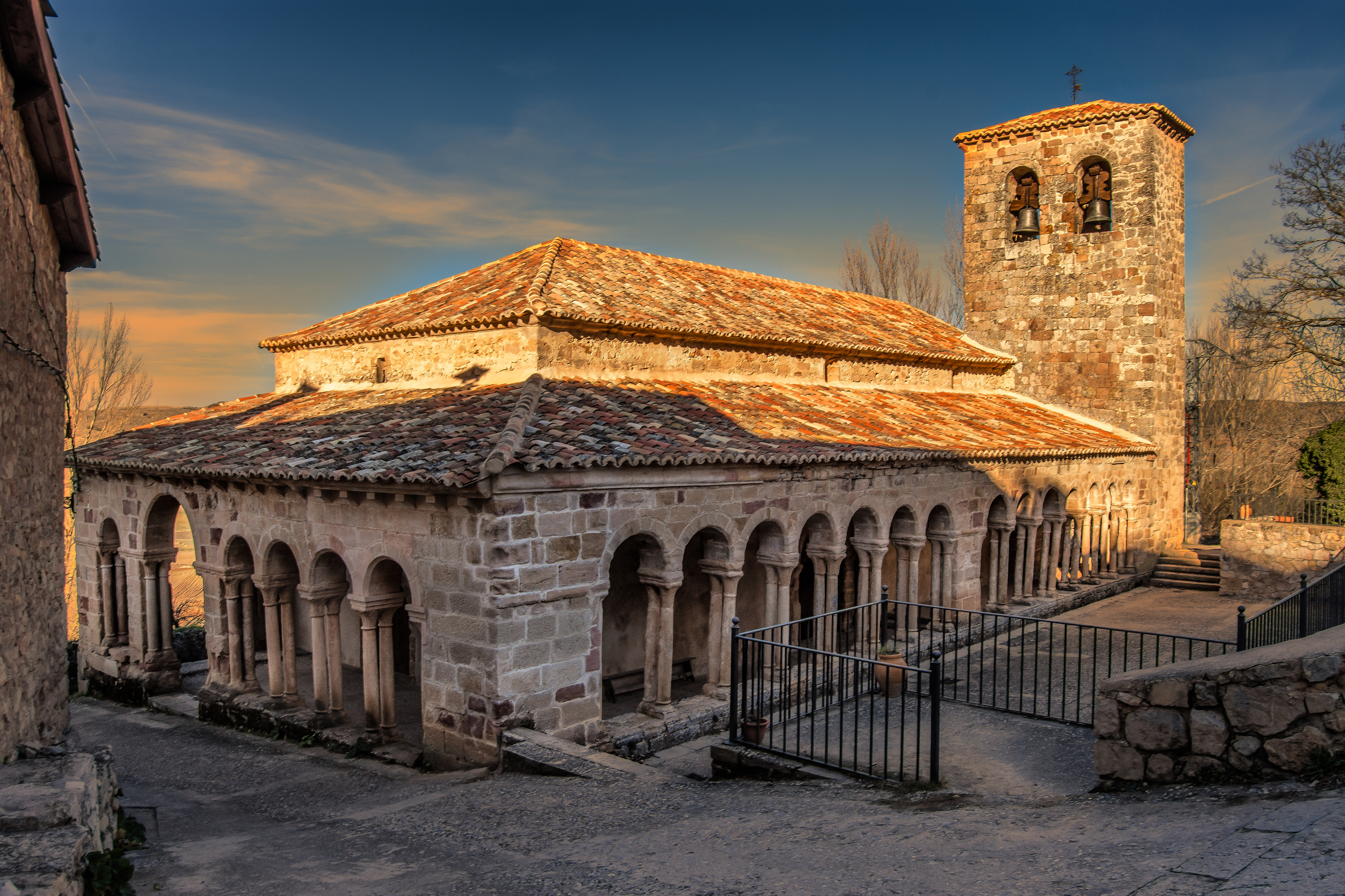 La iglesia románica del Salvador, en Carabias.