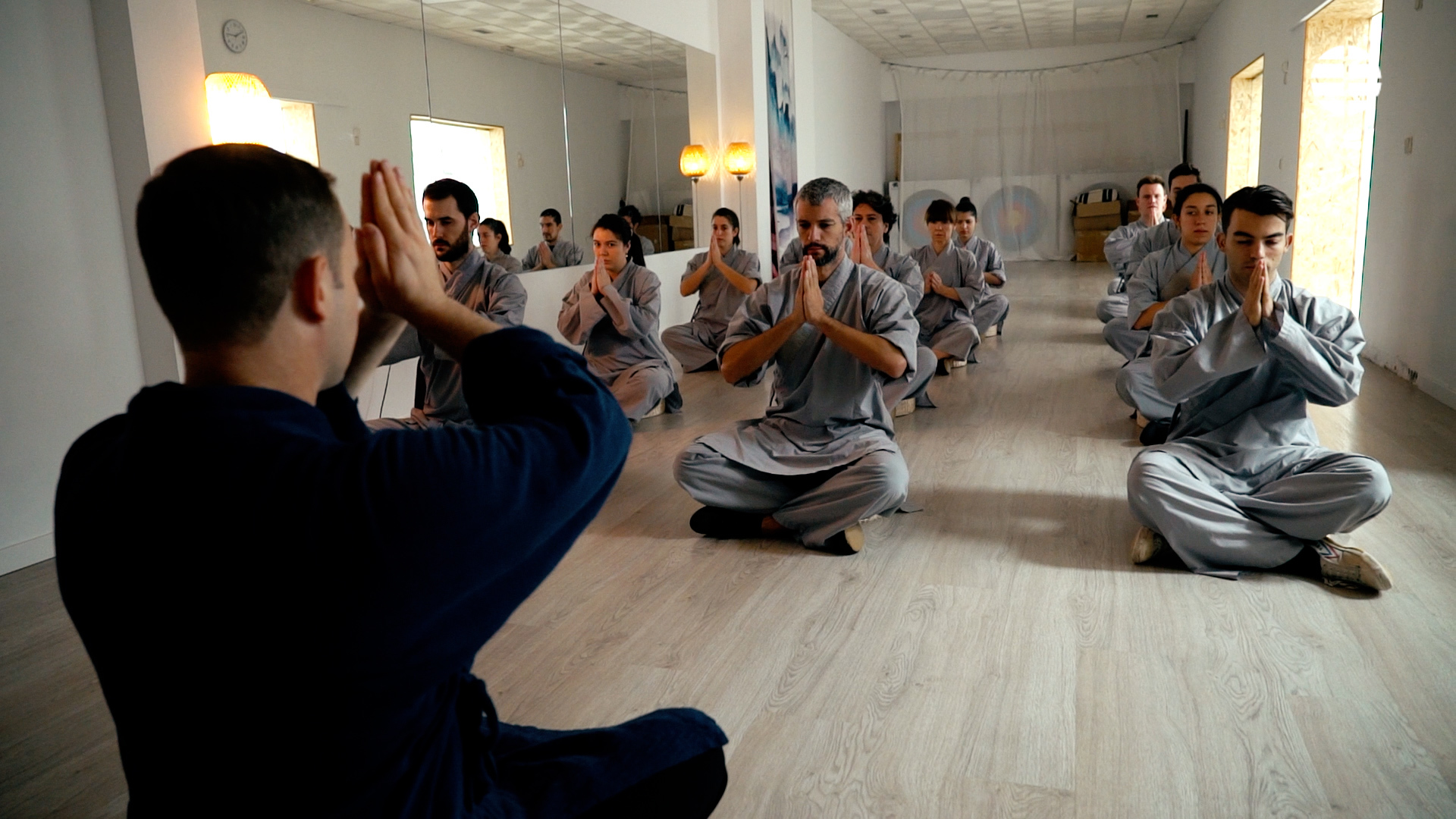 El maestro dirige una clase de chi kung, tambin conocido como qi gong.