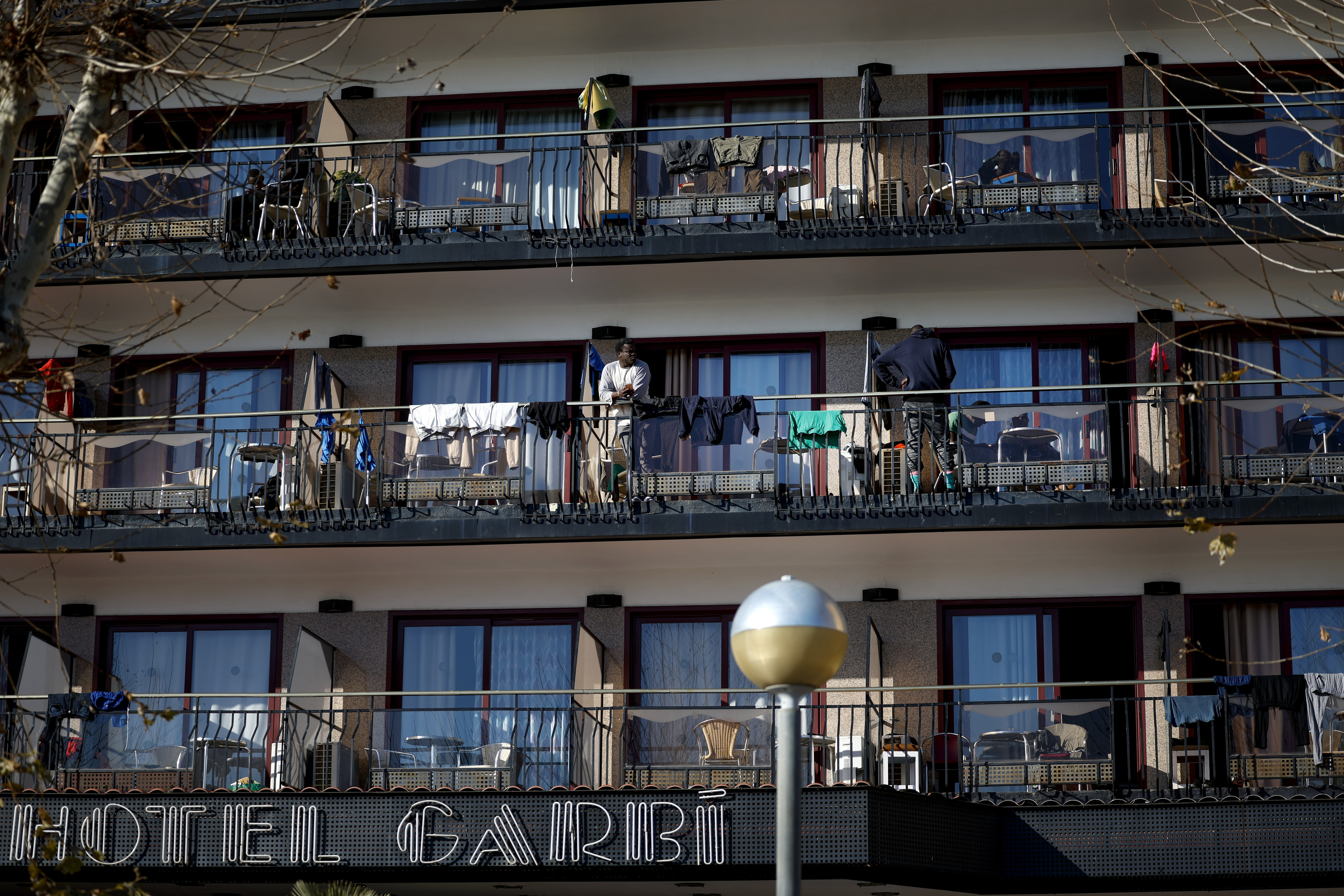 El Hotel Garb, en pleno paseo martimo de Calella, acoge a una cincuentena de subsaharianos transferidos desde Canarias y solicitantes de asilo.