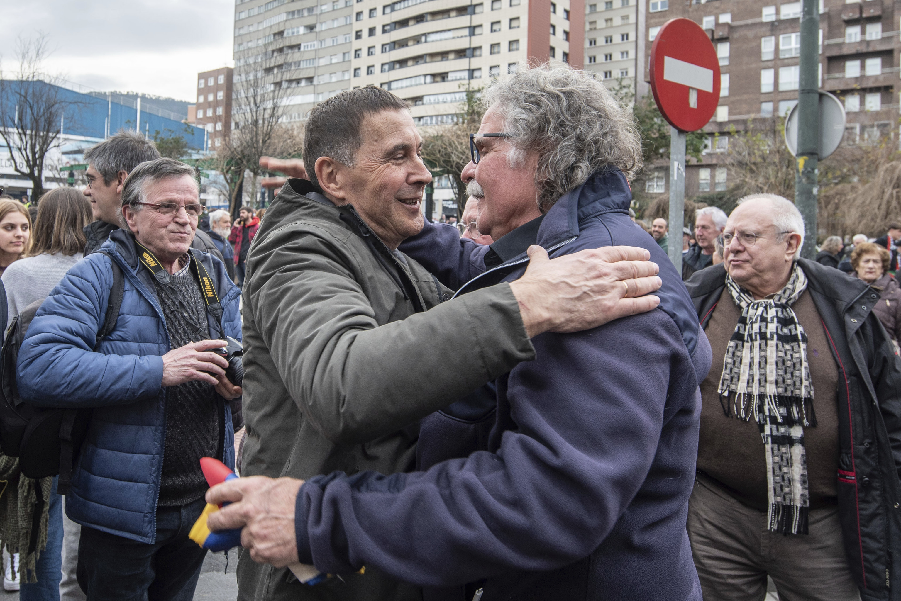 Arnaldo Otegi se abraza a Joan Tard (ERC) antes de participar en la marcha a favor de los presos de ETA en las calles de Bilbao.