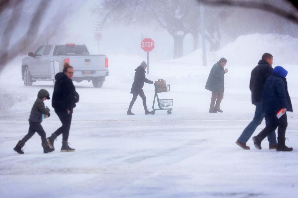 Ciudadanos sobre las calles completamente nevadas, en West Des Moines (Iowa).