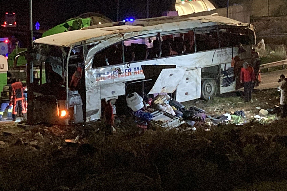 Al menos nueve muertos y 30 heridos tras volcar un autobús en el sur de ...