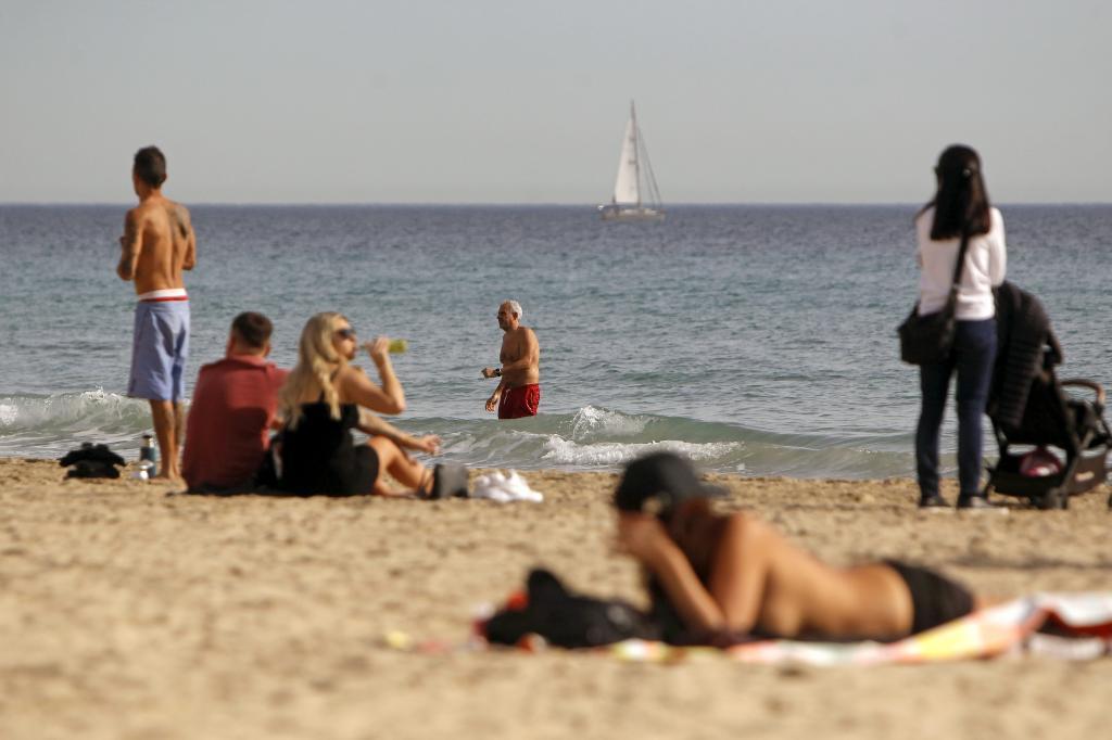 La playa de El Postiguet, en Alicante, este martes