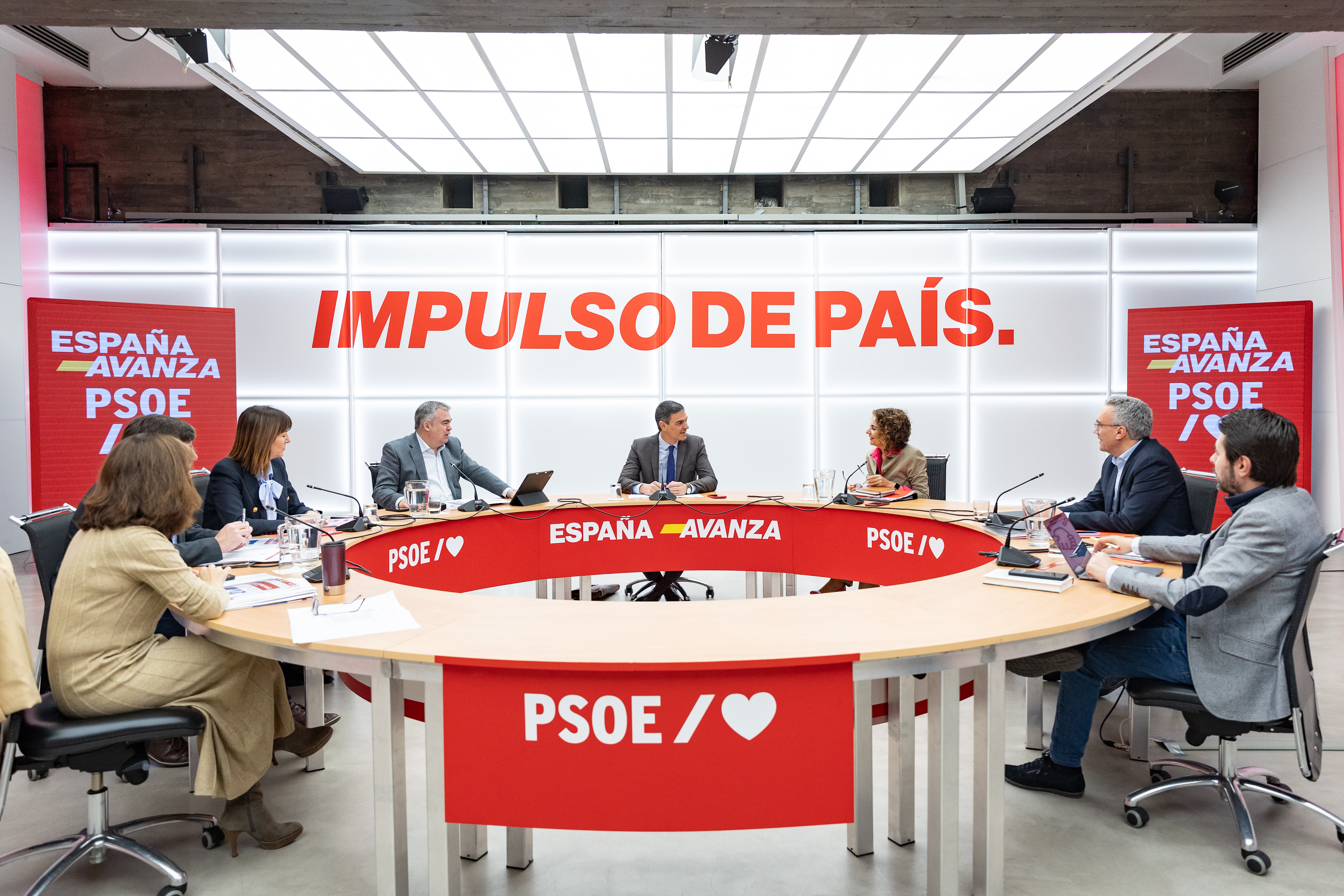 El secretario General del PSOE y presidente del Gobierno, Pedro Snchez, junto a la cpula de su partido.