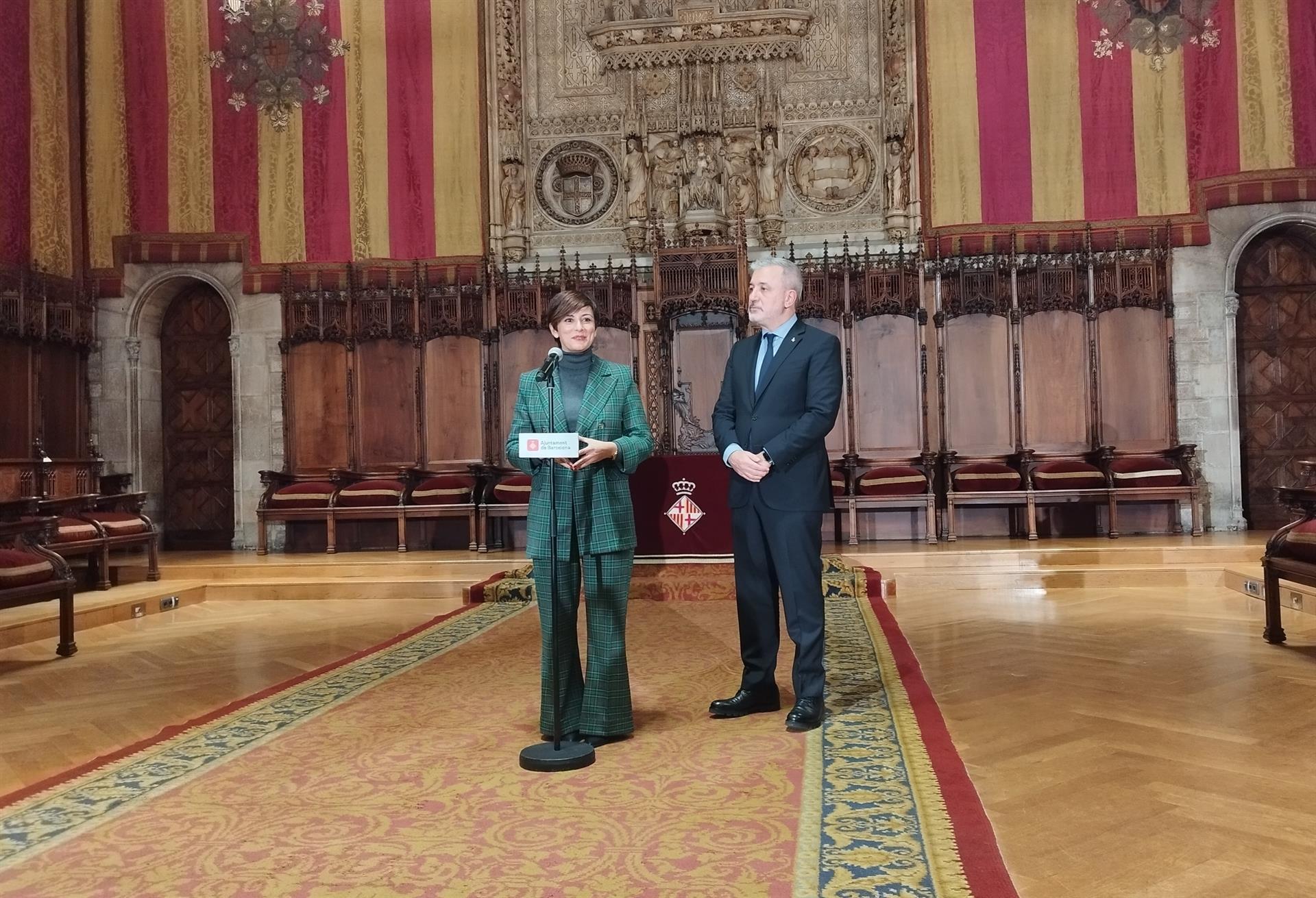 La ministra de Vivienda, Isabel Rodríguez, con el alcalde de Barcelona, Jaume Collboni, hoy en el Ayuntamiento.