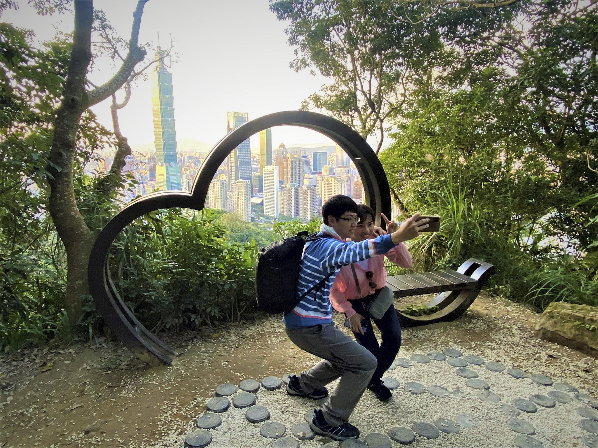 Lili y Song se hacen un 'selfi' en un famoso mirador de Taipei.
