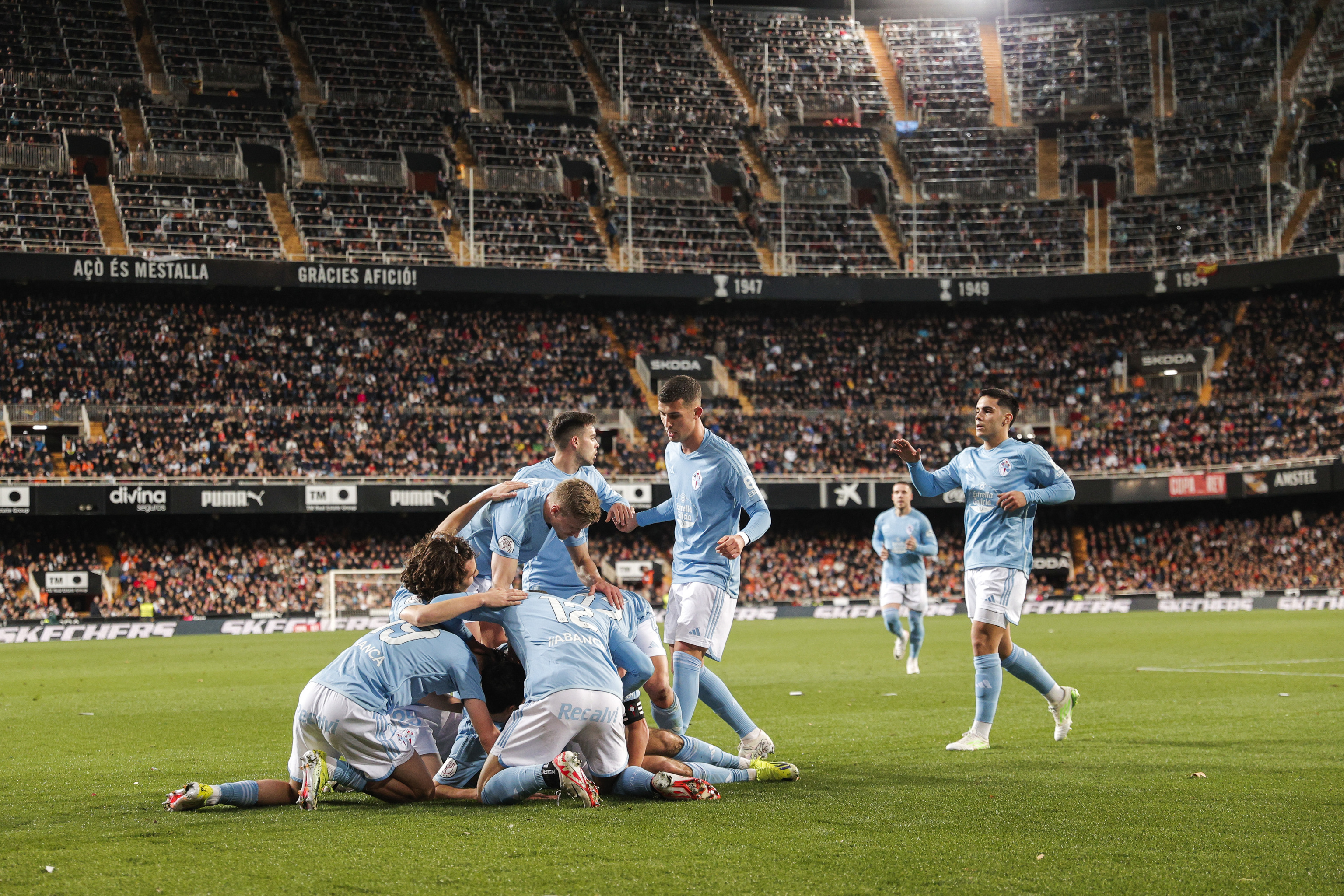 Los jugadores celebran el primer gol en Mestalla.