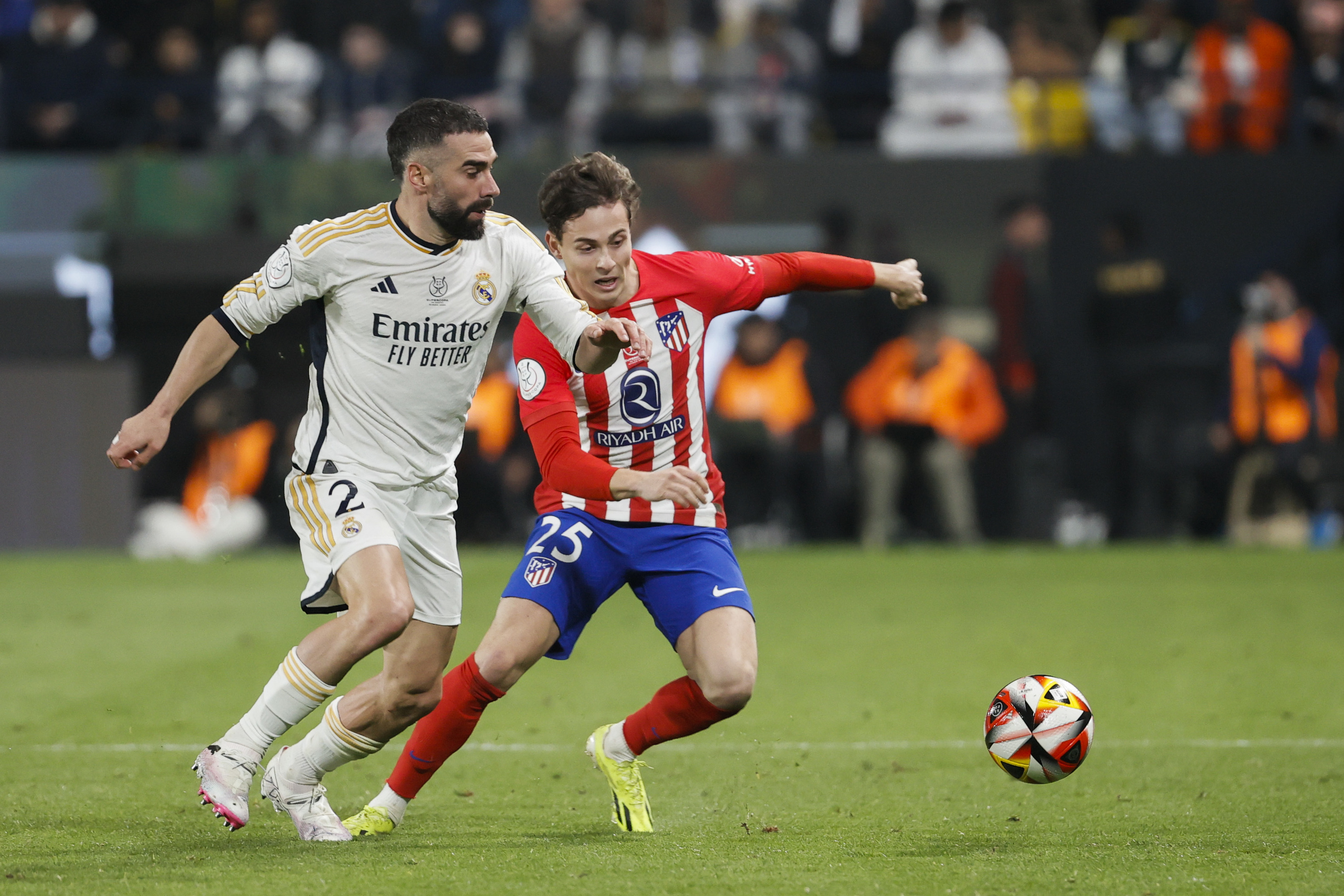 El defensa del Real Madrid, Dani Carvajal, disputa el baln ante el delantero del Atltico de Madrid, Rodrigo Riquelme, durante la Supercopa.