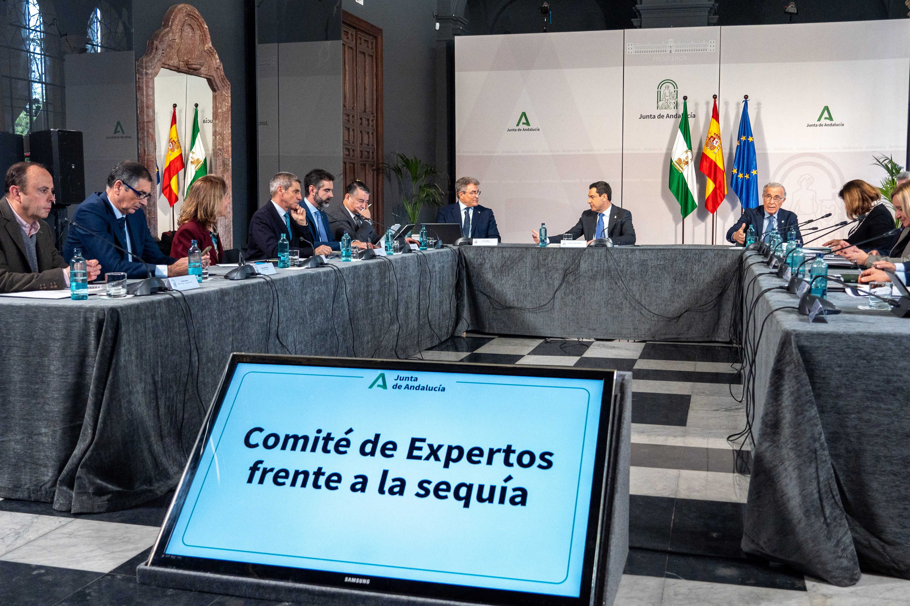 Juanma Moreno preside el comit de expertos de la sequa reunido este jueves en Sevilla.