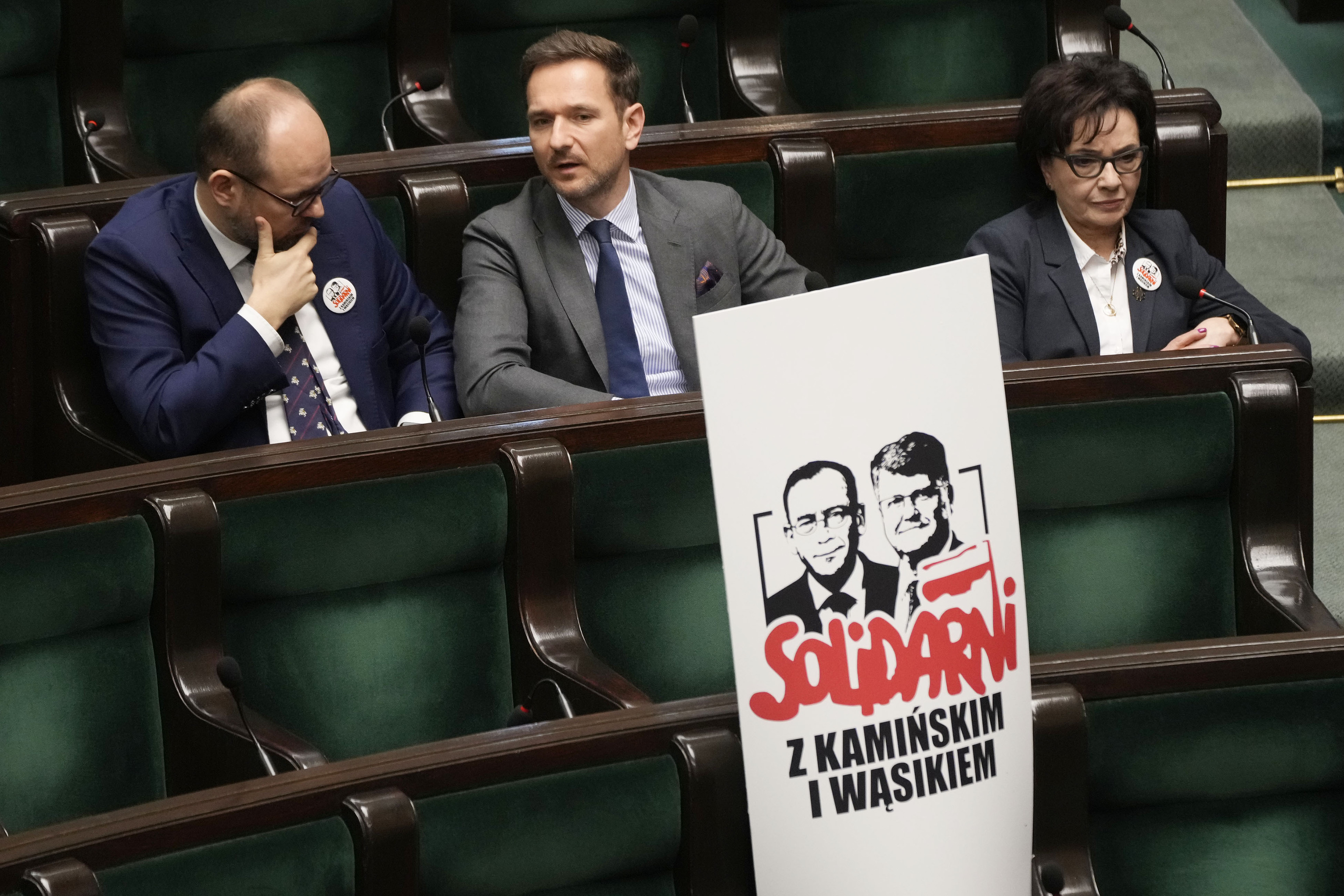 Cartel con imgenes de los polticos en prisin en el Parlamento polaco, en Varsovia.