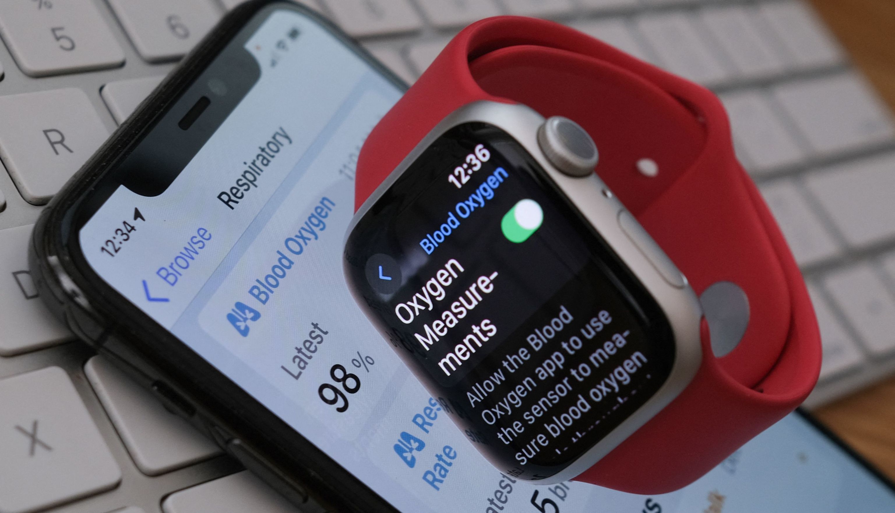 Esta foto de ilustración muestra un Apple Watch 9 que muestra la configuración de detección del nivel de oxígeno en la sangre, en Los Ángeles, el 26 de diciembre de 2023. Una corte de apelaciones federales ordenó el 17 de enero de 2024 a Apple que detuviera la venta en Estados Unidos de sus últimos modelos de relojes inteligentes en una disputa de patentes con la empresa de salud Masimo. (Foto de Chris DELMAS / AFP)