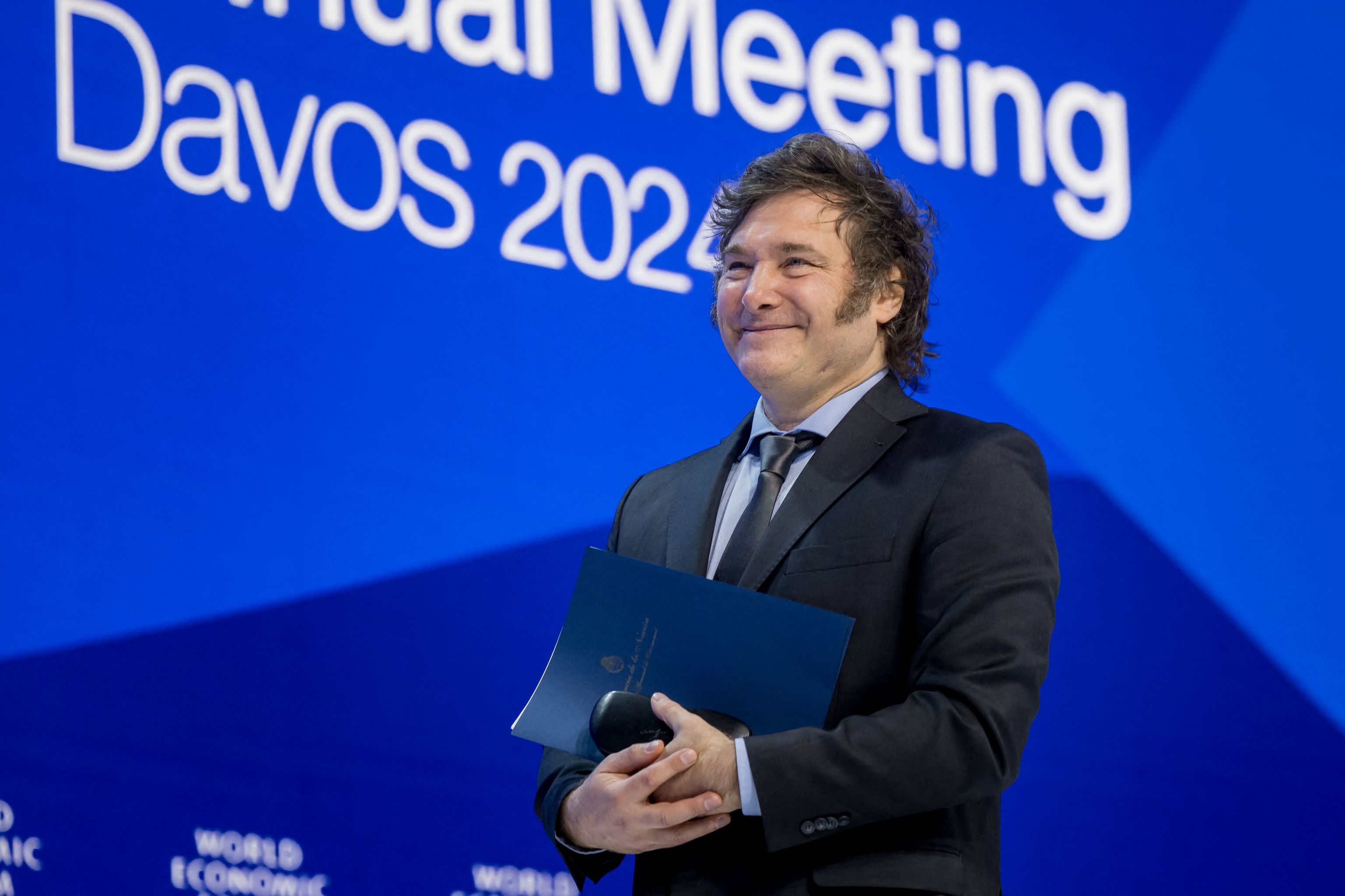 TOPSHOT - El presidente de Argentina, Javier Milei, llega para pronunciar un discurso en la reunin del Foro Econmico Mundial (WEF) en Davos el 17 de enero de 2024. (Foto de Fabrice COFFRINI / AFP)