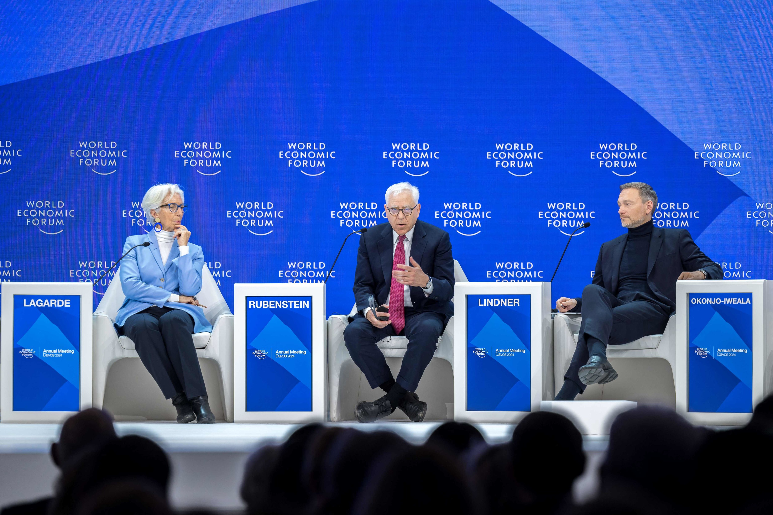 De izquierda a derecha la presidenta del BCE, Christine Lagarde, el conpresidente de Carlyle David Rubenstein y el ministro alemn, Christinan Lindner, este viernes en Davos