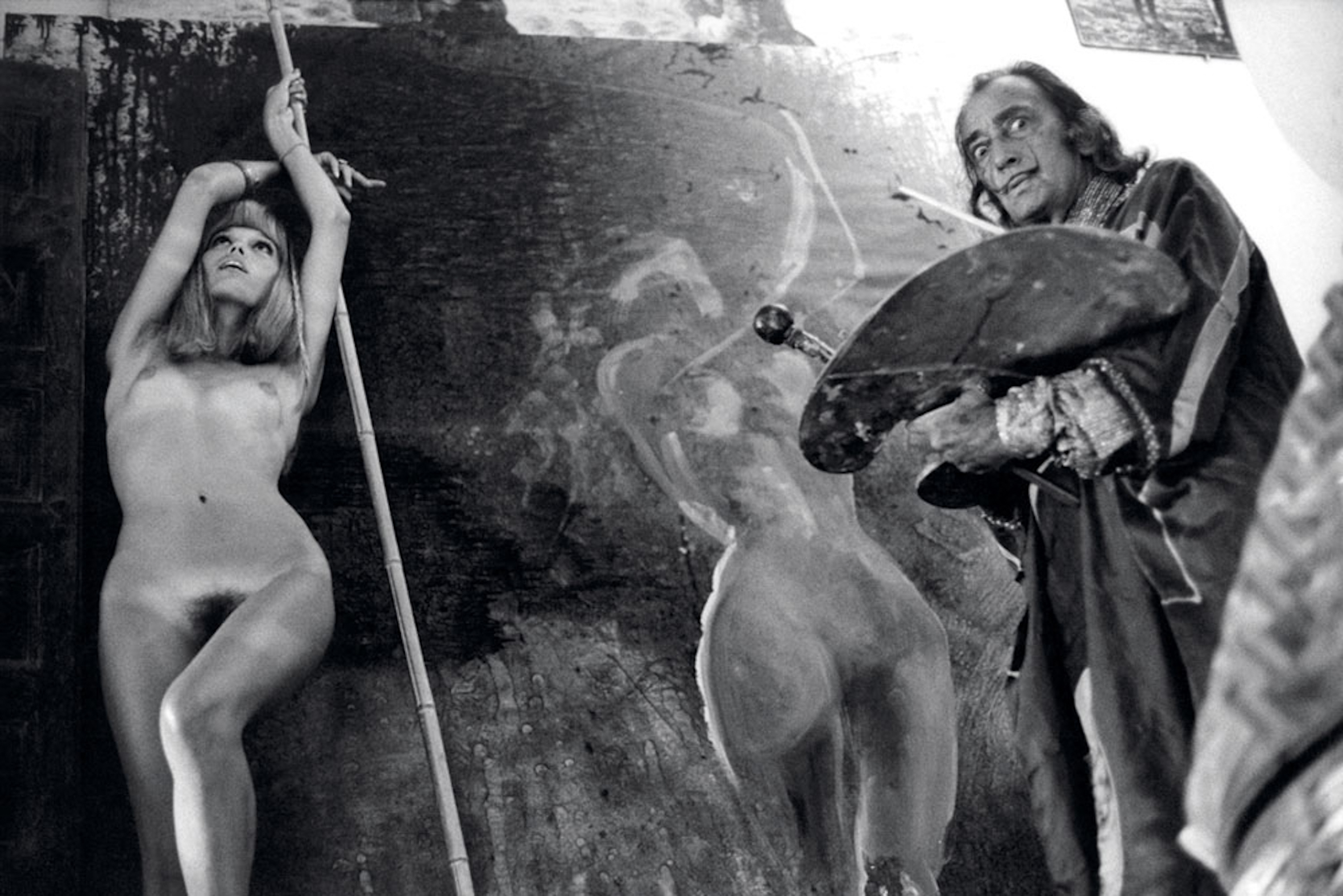 Dalí pintando a Amanda Lear en una foto realizada por Yul Brynner en 1971.