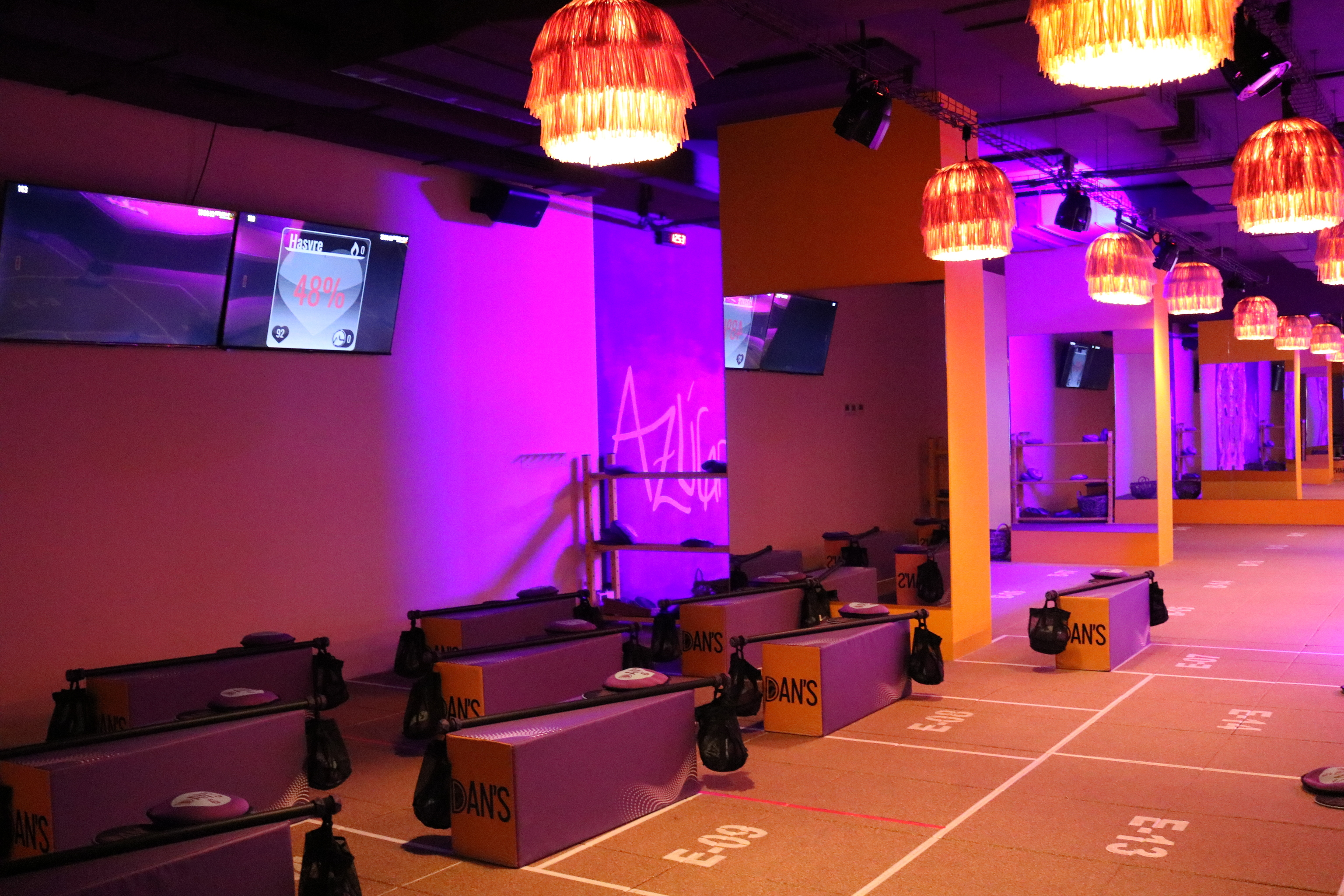 El local es una sala colorida con mural de Celia Cruz, una enorme tarima y sala fitness para entrenar la fuerza junto a la pista de baile.