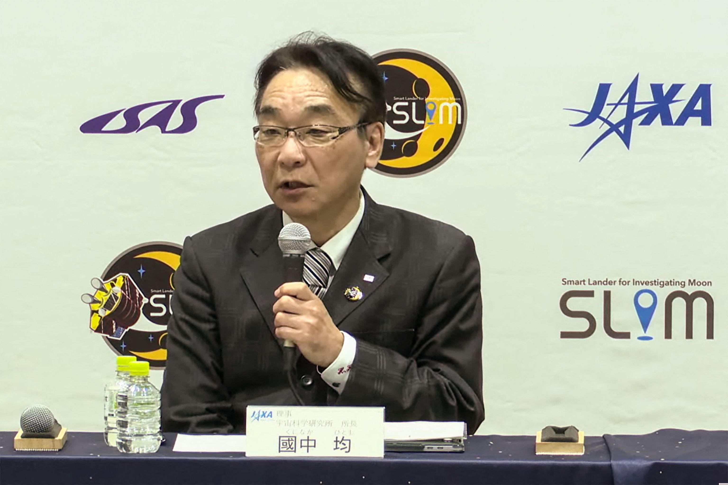 Hitoshi Kuninaka, director general de JAXA, explicando el alunizaje.