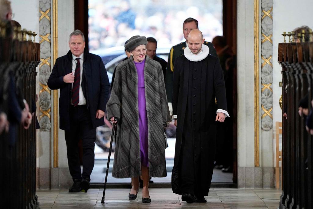 La reina Margarita accede al templo acompaada por el confesor real.